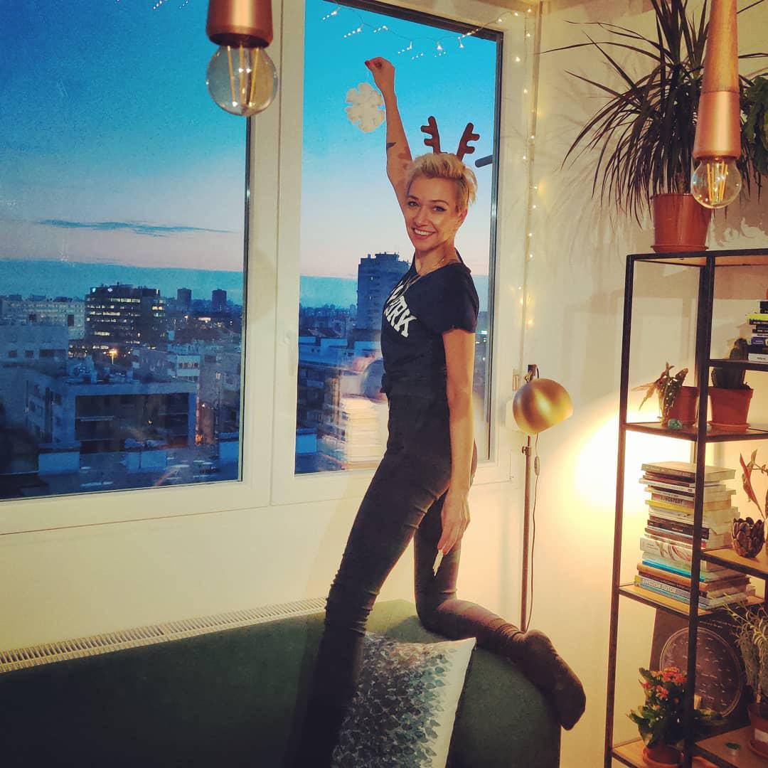 Pjevačica je nedavno objavila svoju prvu zbirku poezije "Masarykova", a osim što 	pjeva i piše, profesorica je engleskog i španjolskog jezika i književnosti.
