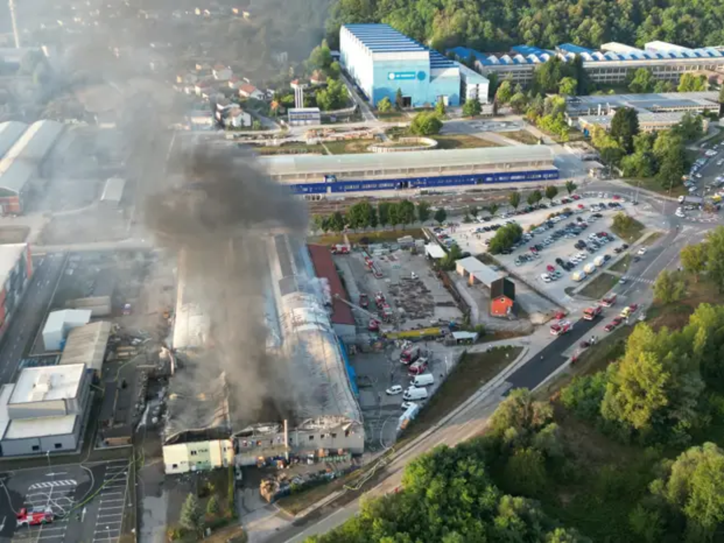 Točan uzrok izbijanja požara i visina materijalne štete bit će poznati nakon što požar bude u potpunosti ugašen i provede se očevid. Policija osigurava mjesto događaja, a nakon stvaranja uvjeta za daljnje postupanje slijede očevid i kriminalističko istraživanje radi utvrđivanja uzroka i okolnosti požara, priopćila je karlovačka policija.