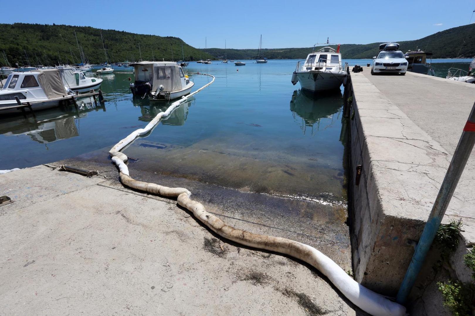 Raški zaljev poznat je po bočatoj, mirnoj vodi i zbog toga je onečišćenjem zahvaćeno veliko područje koje sanira više od stotinu ljudi. 