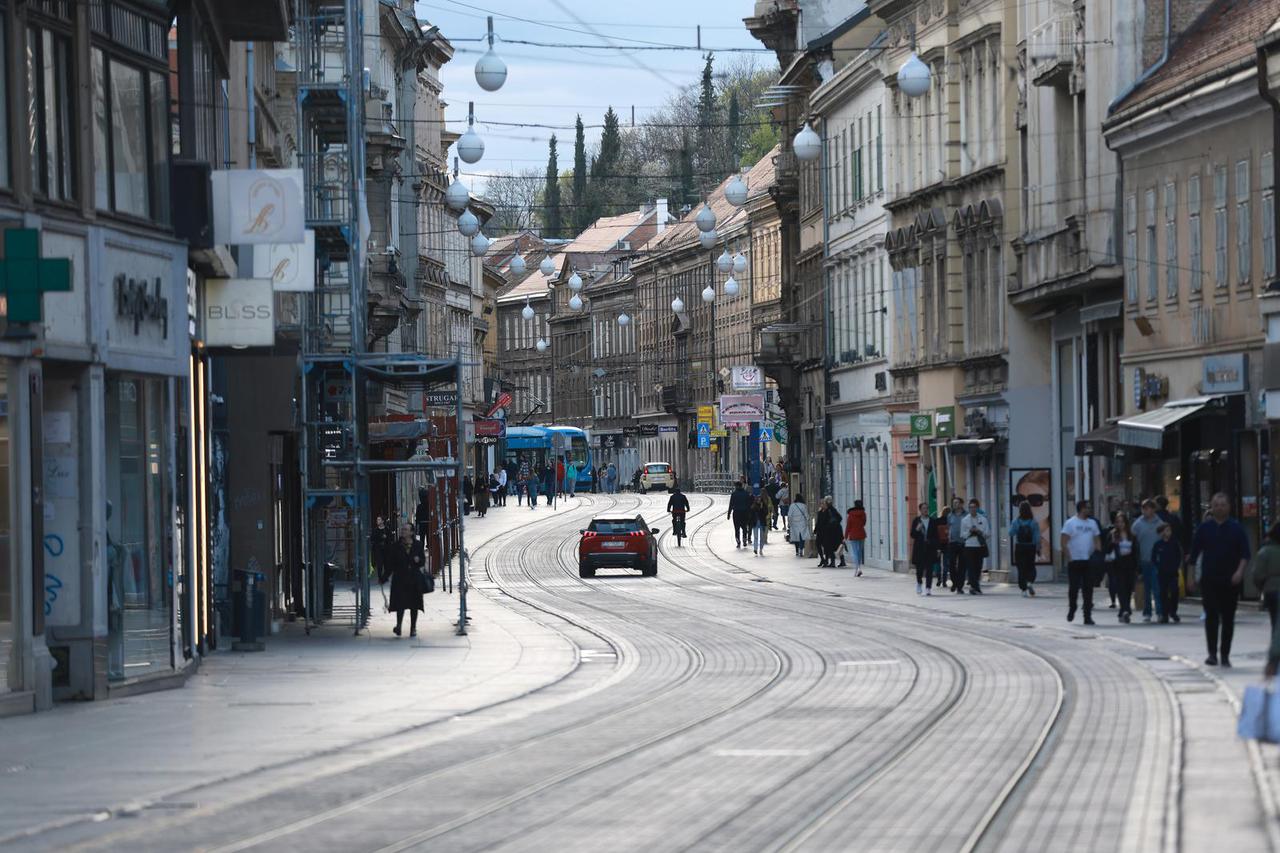 Zagreb: Ugodno nedjeljno popodne mnogi iskoristili za šetnju središtem grada