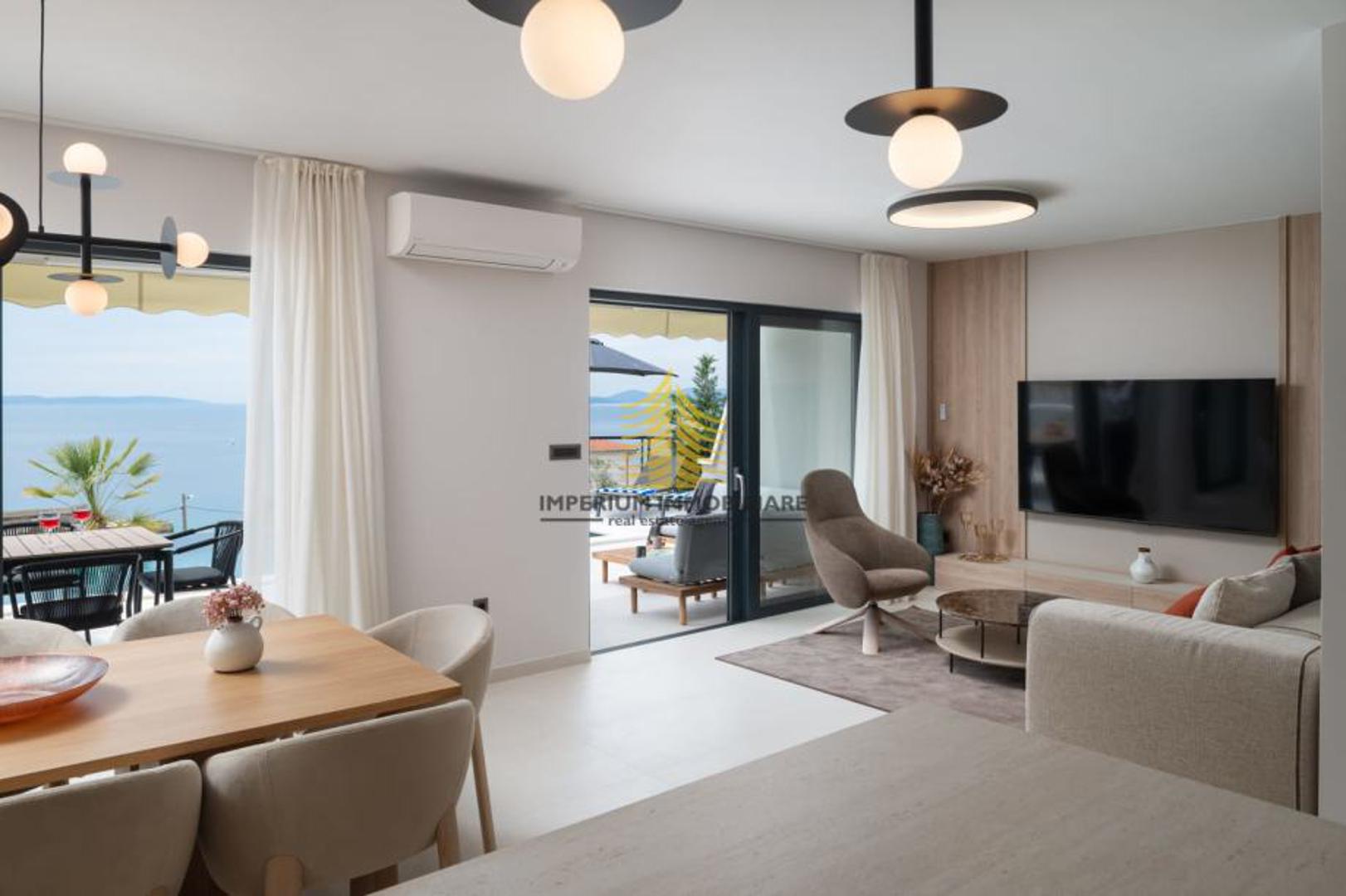 Za potpuni doživljaj luksuza, u sklopu vile nalaze se privatni vanjski bazen, jacuzzi, sauna te podno grijanje i klimatizacijski sustav koji osiguravaju idealnu temperaturu tijekom cijele godine.

