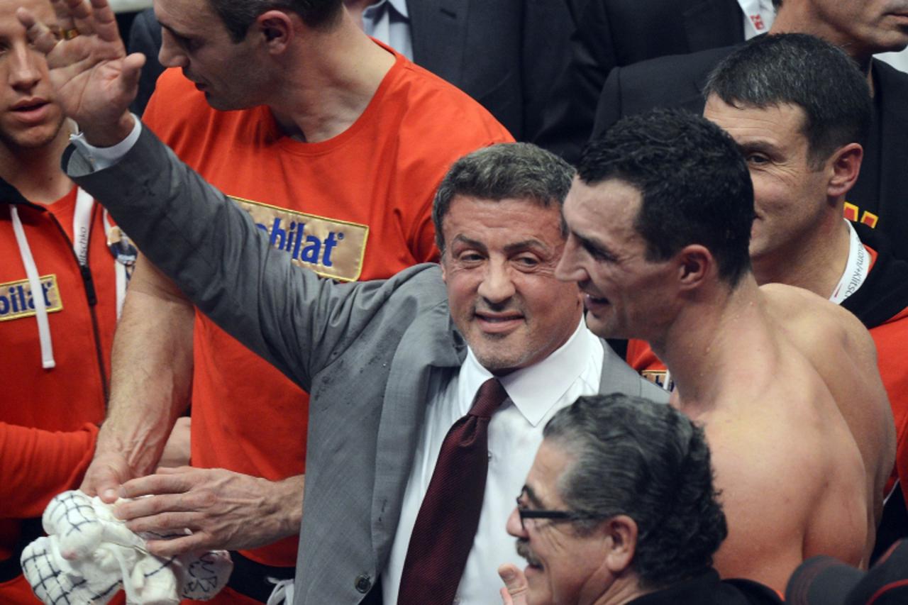 'REFILE - CORRECTING SPELLING OF STALLONE\'S FIRST NAME  Ukrainian WBA, WBO, IBO and IBF heavy weight boxing world champion Vladimir Klitschko (2nd R) is congratulated by U.S. actor Sylvester Stallone