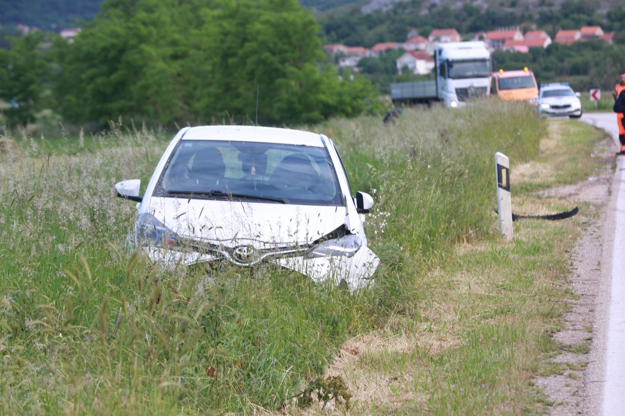 Sinj: Prometna nesreća na cesti Sinj - Otok, ozlijeđeno pet osoba