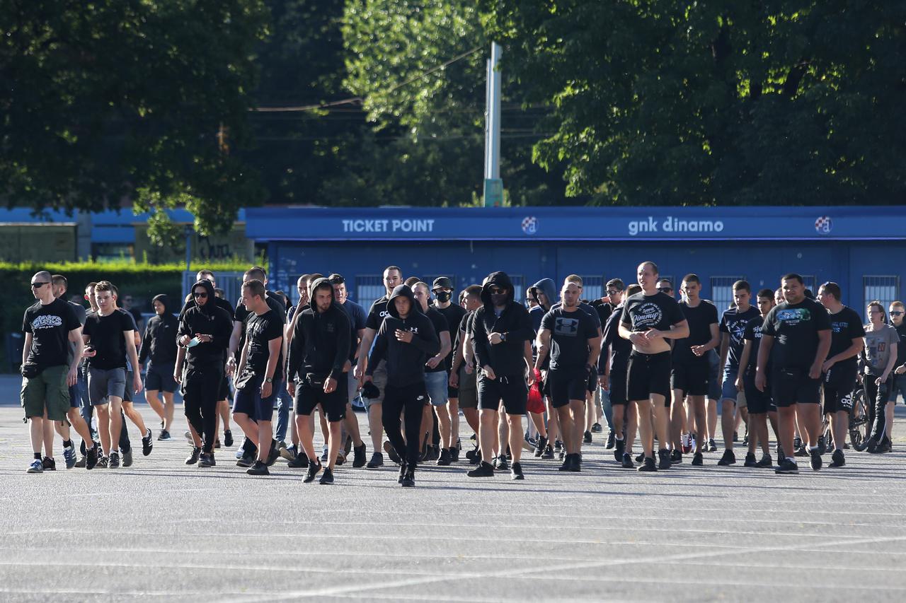 Zagreb: Par stotina BBB-a na prosvjedu protiv Mamića, policija čuva ulaz u klub