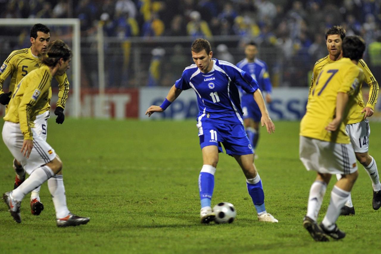 'Bosnia\'s striker Edin Dzeko (C) vies with Spain\'s defense during their FIFA World Cup 2010 qualifier football match on October 14, 2009 in Zenica.    AFP PHOTO/ ELVIS BARUKCIC'