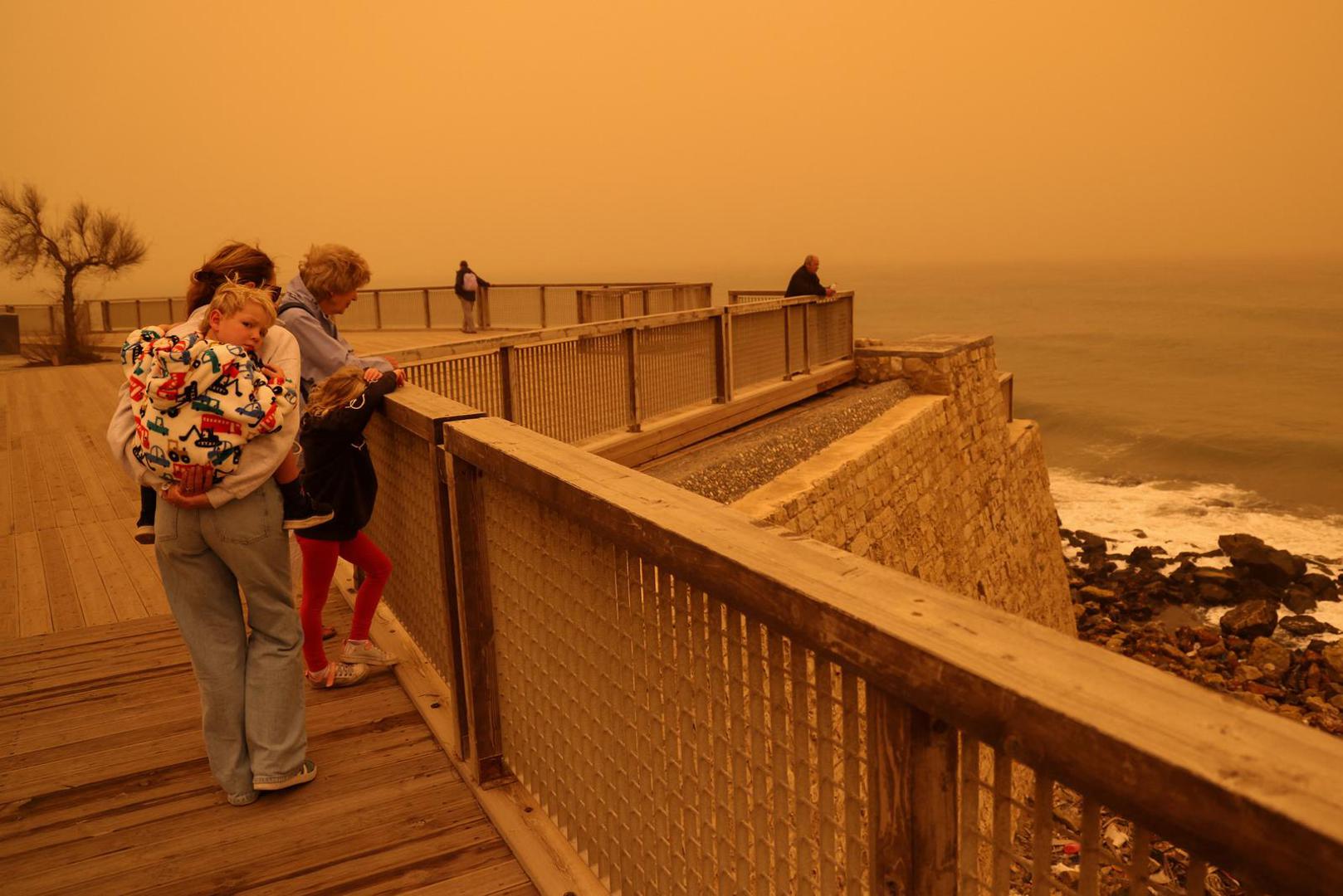 Gusta prašina prekrila je nebo i smanjila vidljivost, zbog čega su neki uskrsni letovi iz Ujedinjenog Kraljevstva morali biti preusmjereni, a dolasci u zračnu luku u Heraklionu otežani., prenosi Daily Mail.