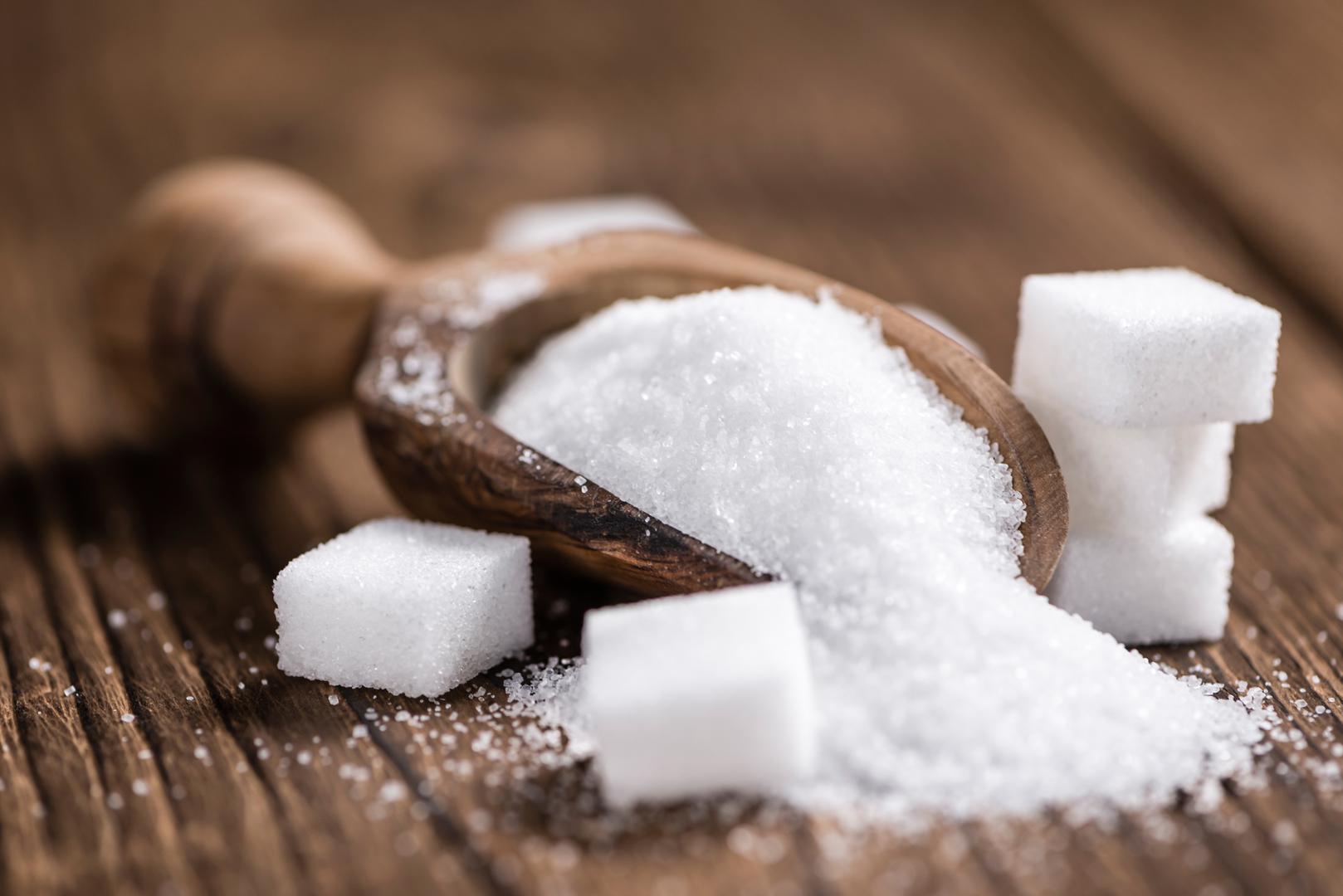 Ako vam se zgrudao šećer u posudi, dodajte komade bijelog kruha koji će na sebe povući vlagu i otpustiti zrnca šećera
