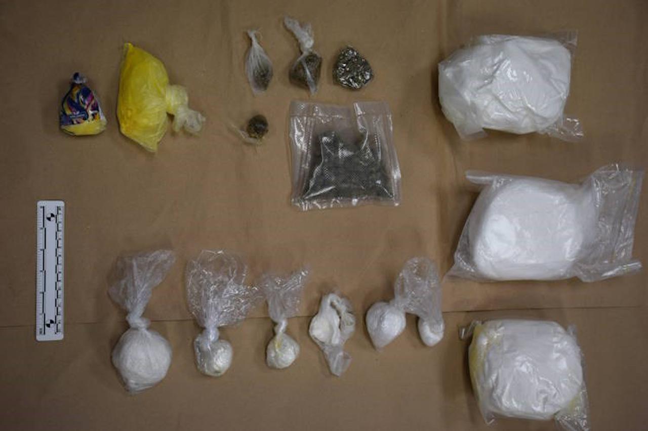 FOTO Policija u Jakovlju otkrila 'tvornicu droge': 20-godišnjak skrivao šest kilograma narkotika