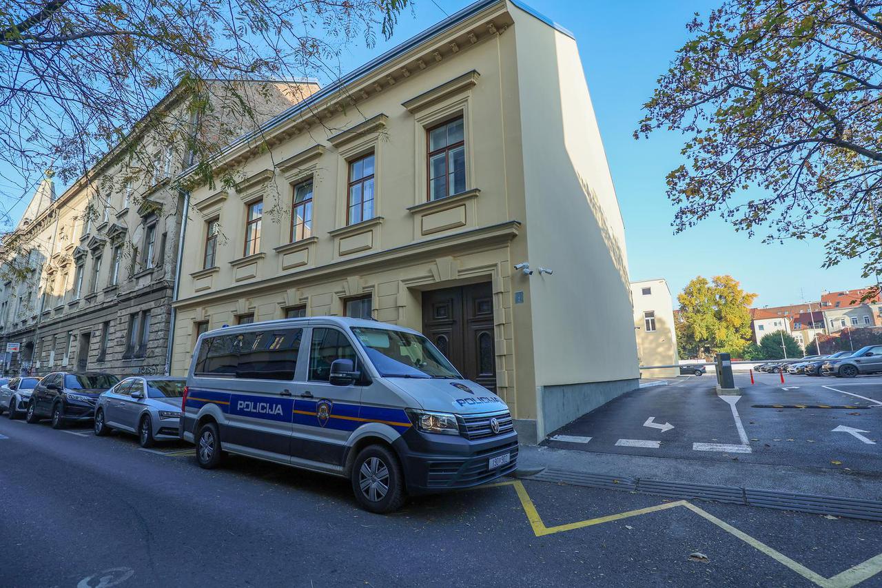 Zagreb: Policijsko osiguranje ispred Srpskog kulturnog centra