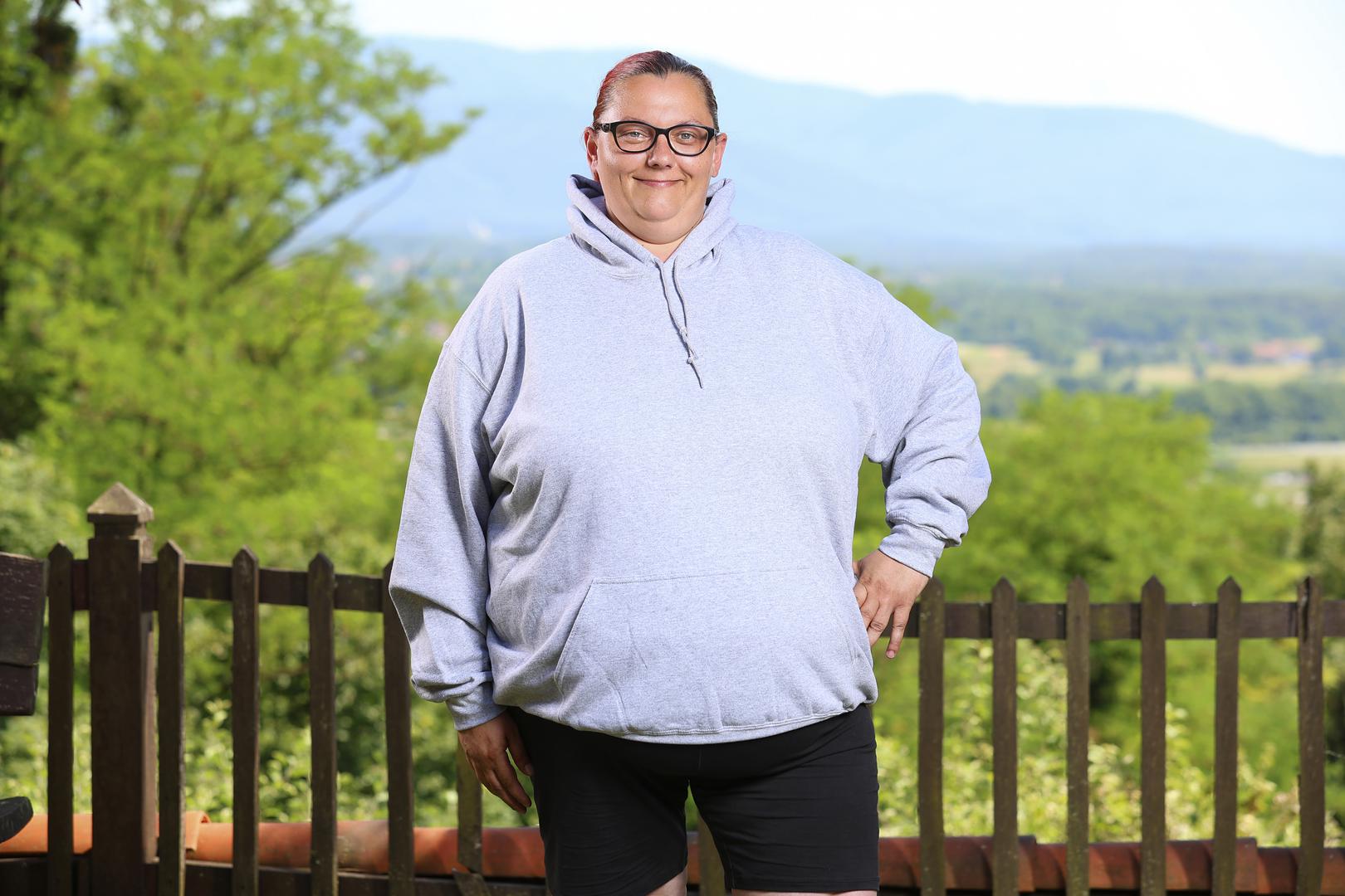 Ivana za sebe kaže da je komunikativna, snalažljiva, vedra, uporna i tvrdoglava - no iza tog optimizma skriva se težina koja je već godinama sputava u svakodnevici. „Najviše se sramim kad trebam kupiti odjeću, a nema veličine za mene. Ili kad na poslu trebam nešto napraviti, a ne mogu zbog svoje težine“, priznaje 38-godišnja Bjelovarčanka. Kao djevojčica sanjala je da postane policajka ili vojnikinja, no još u osnovnoj školi shvatila je da zbog kilograma to neće biti moguće. Danas joj je teško sagnuti se i zavezati cipele, ustati iz kreveta ili normalno potrčati.