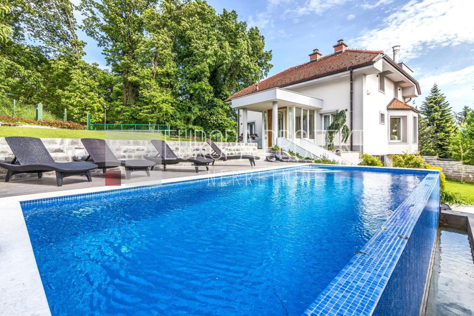 Na mirnoj i privatnoj lokaciji u Šestinama, nedaleko od centra grada, smještena je luksuzna moderna vila s pogledom na Sljeme i zelenilo.

