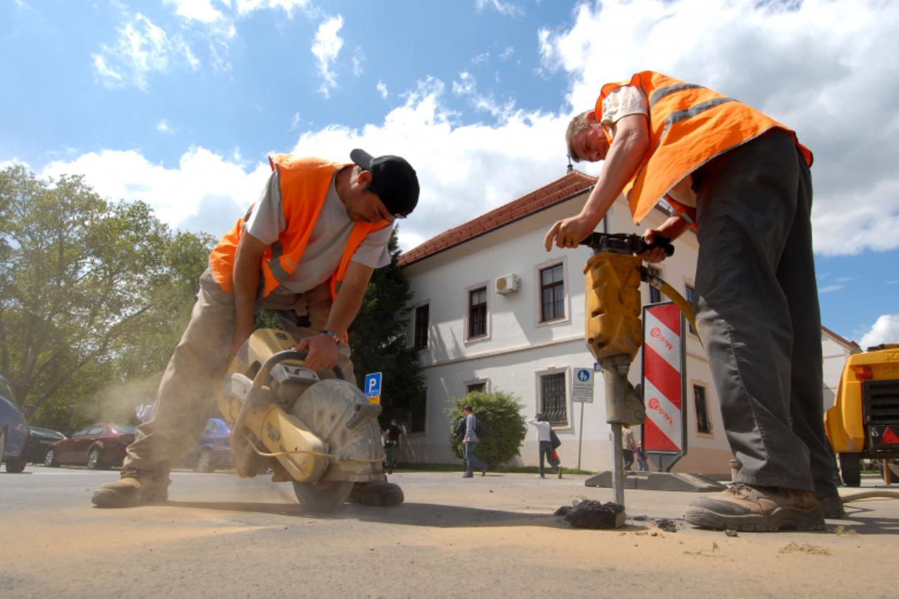 '06.05.2010., Pavlinska ulica, Varazdin, - Nakon nepunih 10 dana od asfaltiranja Pavlinske ulice radnici vec moraju novi asfalt piliti i busiti Photo: Marko Jurinec/PIXSELL'