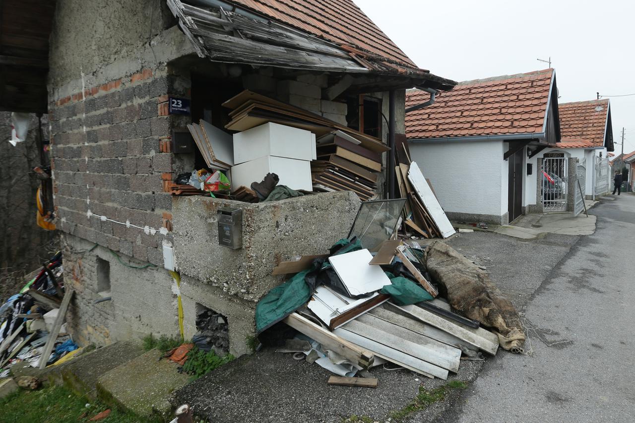 20.01.2015., Zagreb - Rusevna kuca puna smeca i stakora iz koje se siri neugodan miris smeta ljudima u Doljnjem Prekrizju. Na adresi Doljnje Prekrizje 23 nalazi se kuca ciji je vlasnik u 4 mjeseca preminuo, a nema nasljednika pa kuca pripada Gradu Zagrebu