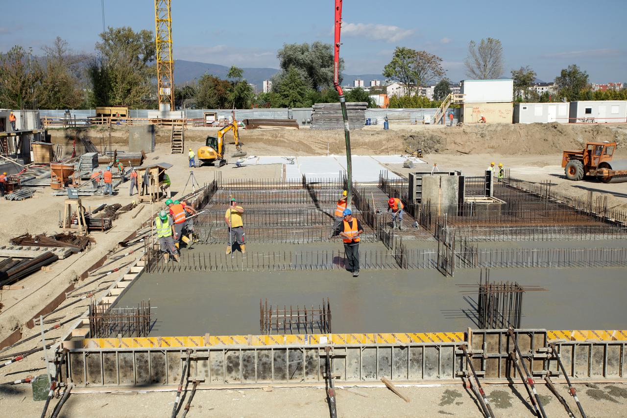 09.10.2014., Zagreb - Usprkos velikom broju neprodanih novih stanova, izgradnja novog POS kompleka stambenih zgrada u Zaprudju je u punom jeku. Photo: Grgur Zucko/PIXSELL