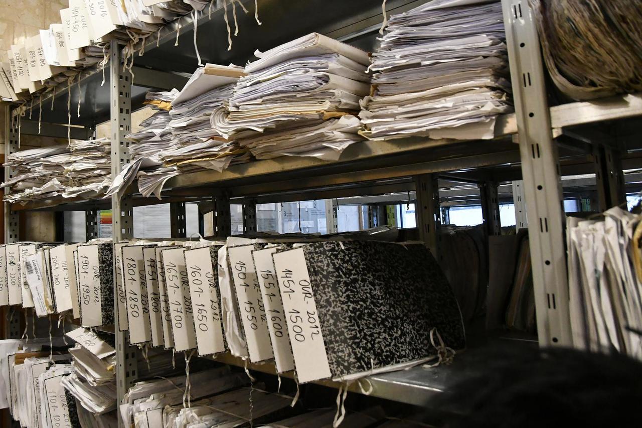 Slavonski Brod: Uvezani i arhivirani sudski spisi složeni na polici