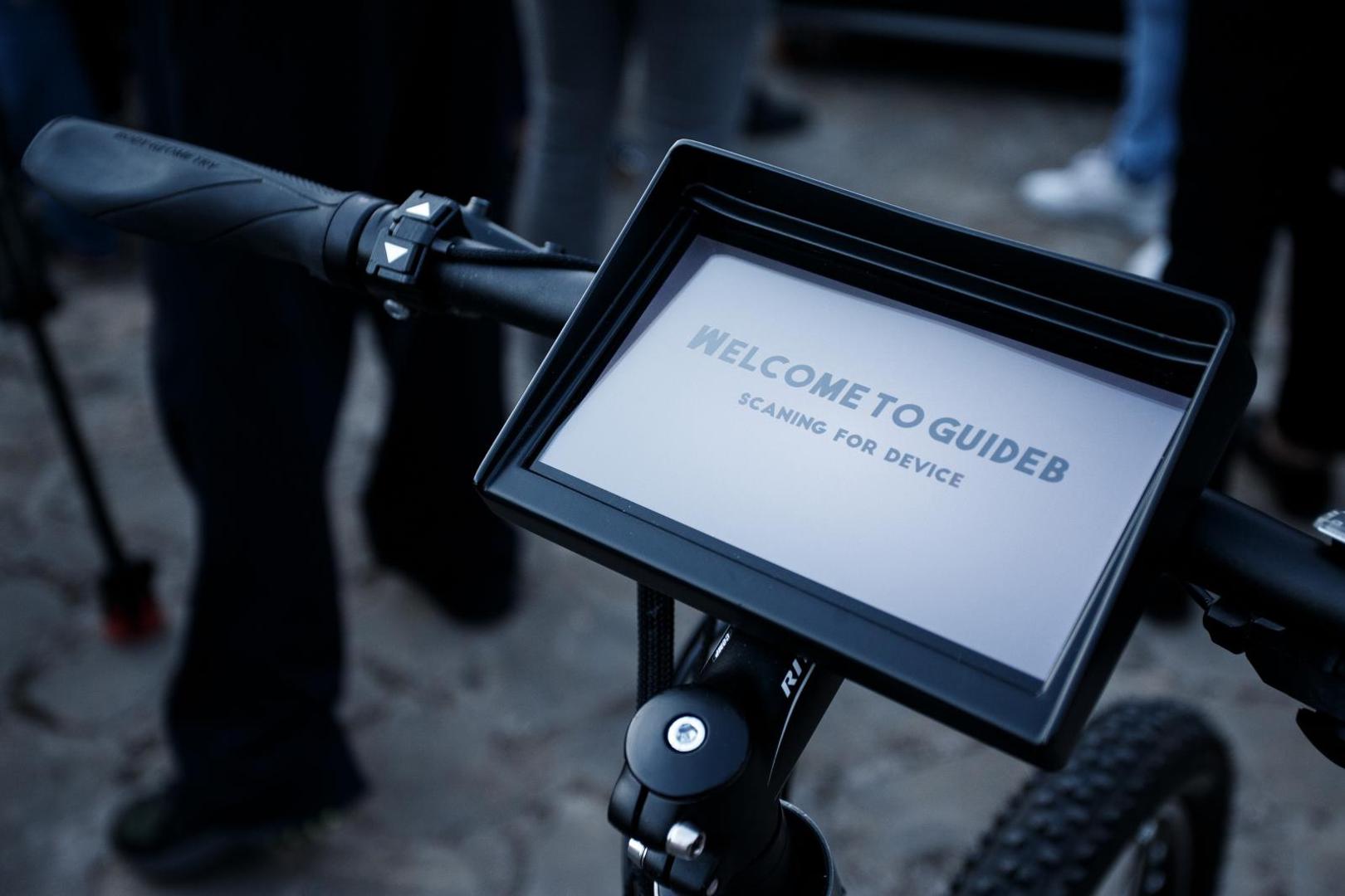 02.06.2020., Imotski - Mladi inovator Mario Ljubicic pred velikim brojem okupljenih na vidilici Modrog jezera u Imotskom predstavio je svoj elektricni bicikl s pametnim sustavom vodica.Photo: Milan Sabic/PIXSELL