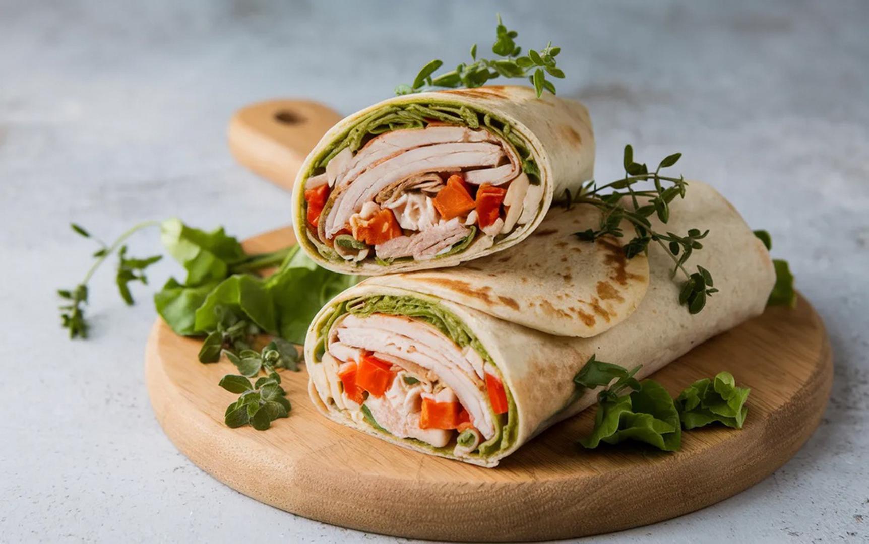 Tortilja s piletinom i povrćem: Integralnu tortilju možete napuniti komadićima pečene piletine, zelenom salatom, naribanom mrkvom, krastavcem i tankim slojem svježeg sira. Čvrsto je zarolajte i narežite na nekoliko manjih komada koji će djeci biti praktičniji za jelo tijekom kratkog školskog odmora. Ovakva užina sadrži i proteine i povrće, ali zbog piletine i sira mora ostati rashlađena do konzumacije.