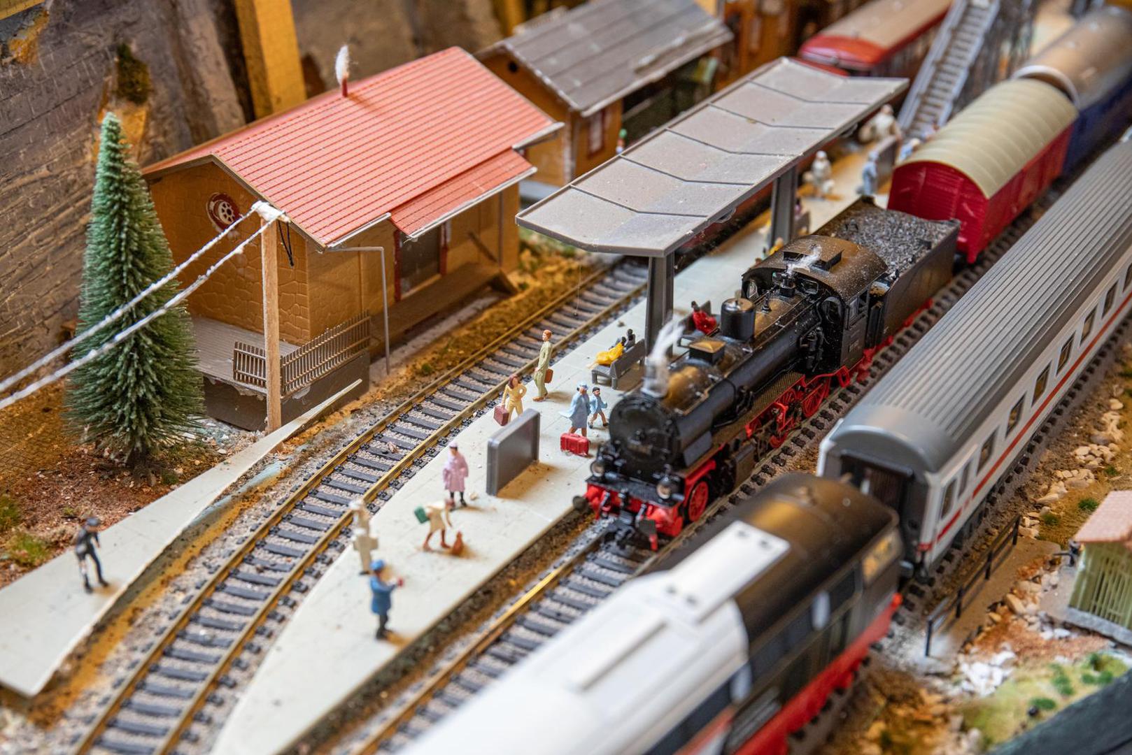 "Nadam se da sam napravio dobro i da je to jedan lijepi trag nečega što je u Konavlima bilo. Taj poznati Ćiro koji je gore išao po planinama i zviždao, ja se toga sjećam kao dijete. Ova moja maketa je žal za tim vremenima, jer Ćire više nema, i žao mi je da nije obnovljen", govori Pero sa sjetom.