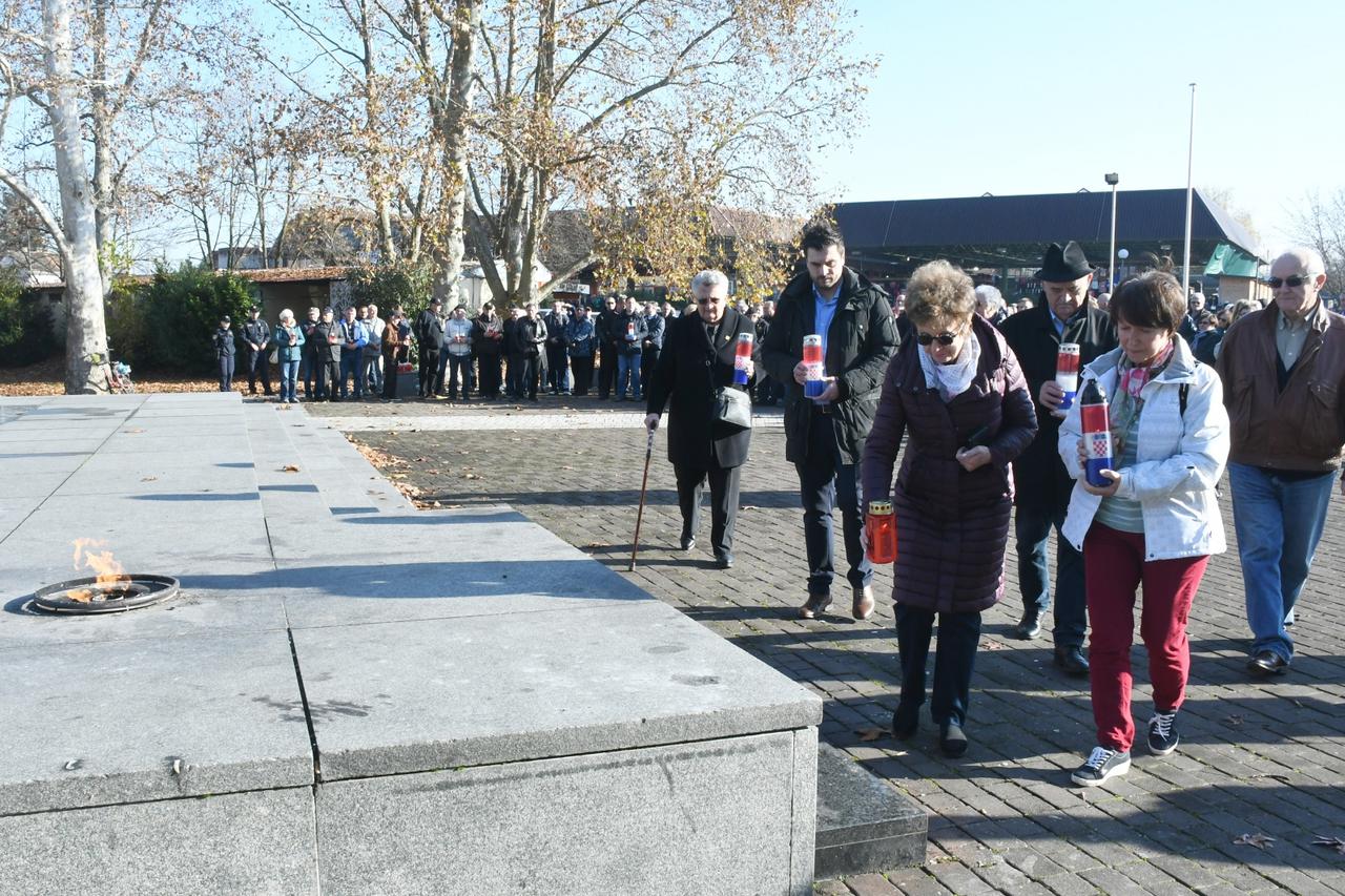 Sisak: Mirno okupljanje ispred devastiranog spomenika poginulim braniteljima