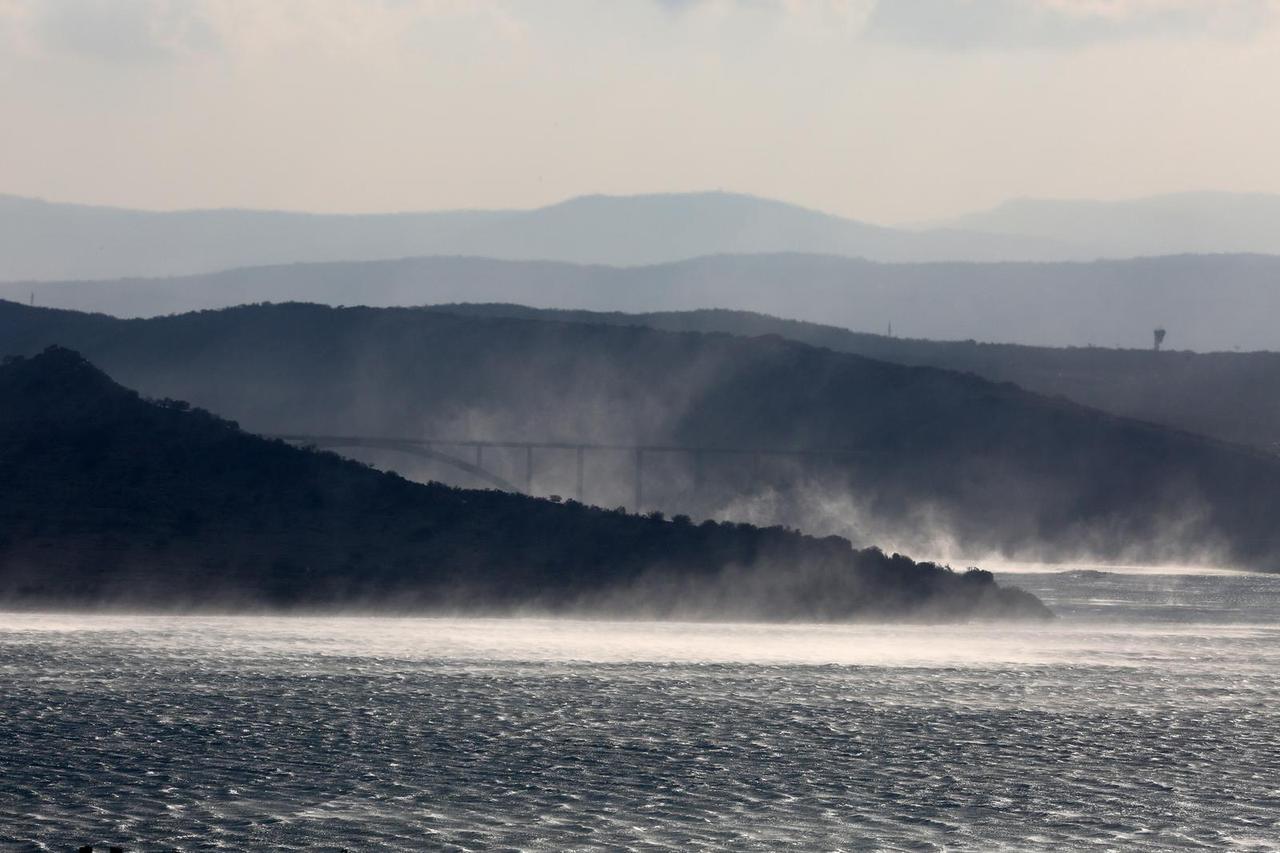 Rijeka: Olujna bura na podru?ju Kvarnera otežava promet na moru i kopnu