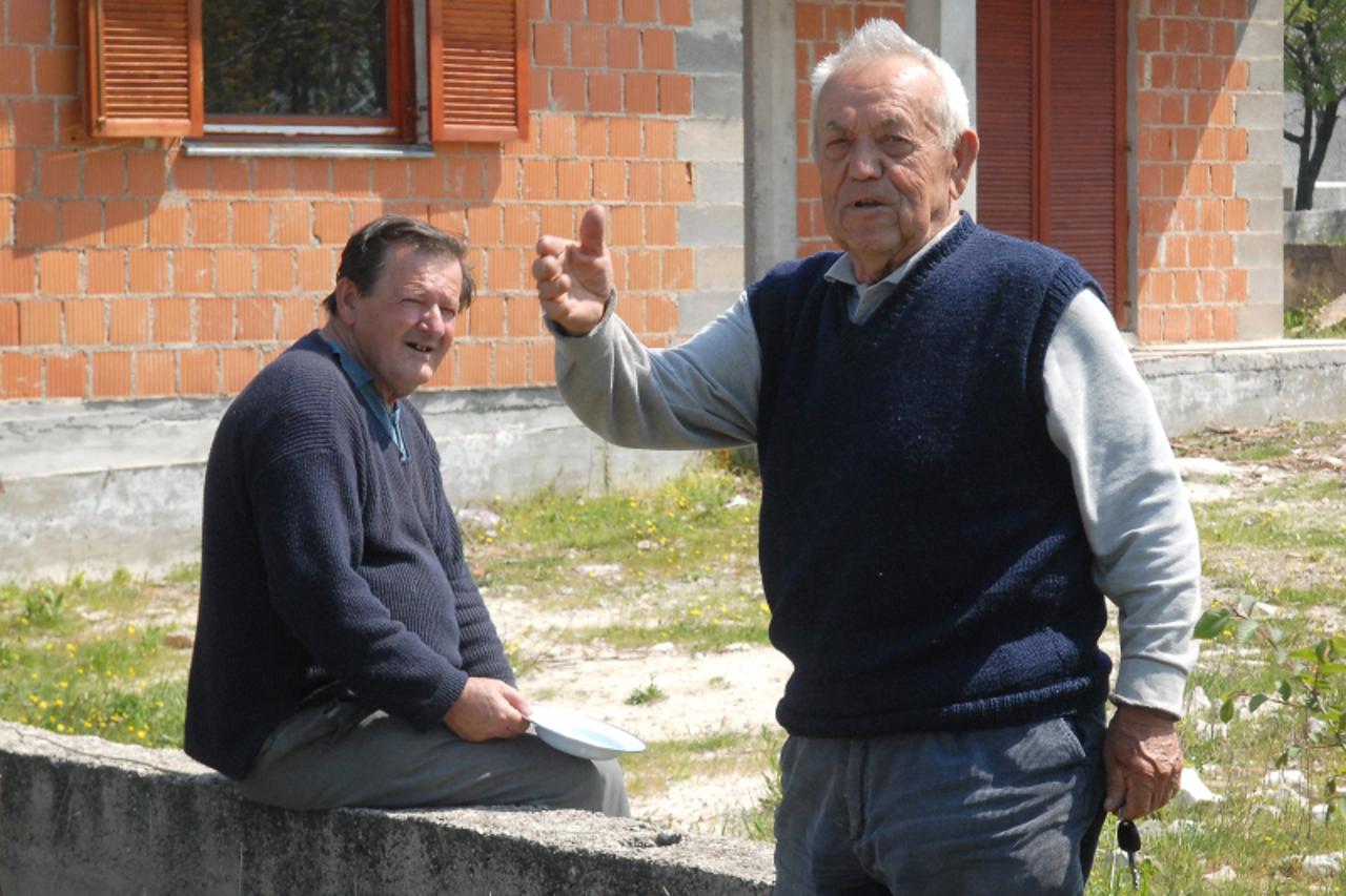 'ZADAR, 21.04.2010. Stojan Oliveric, srbin iz Smokovica prica o vodi koju svi mjestani koriste ali ne dobijaju racune za nju Photo: Dino Stanin/PIXSELL'