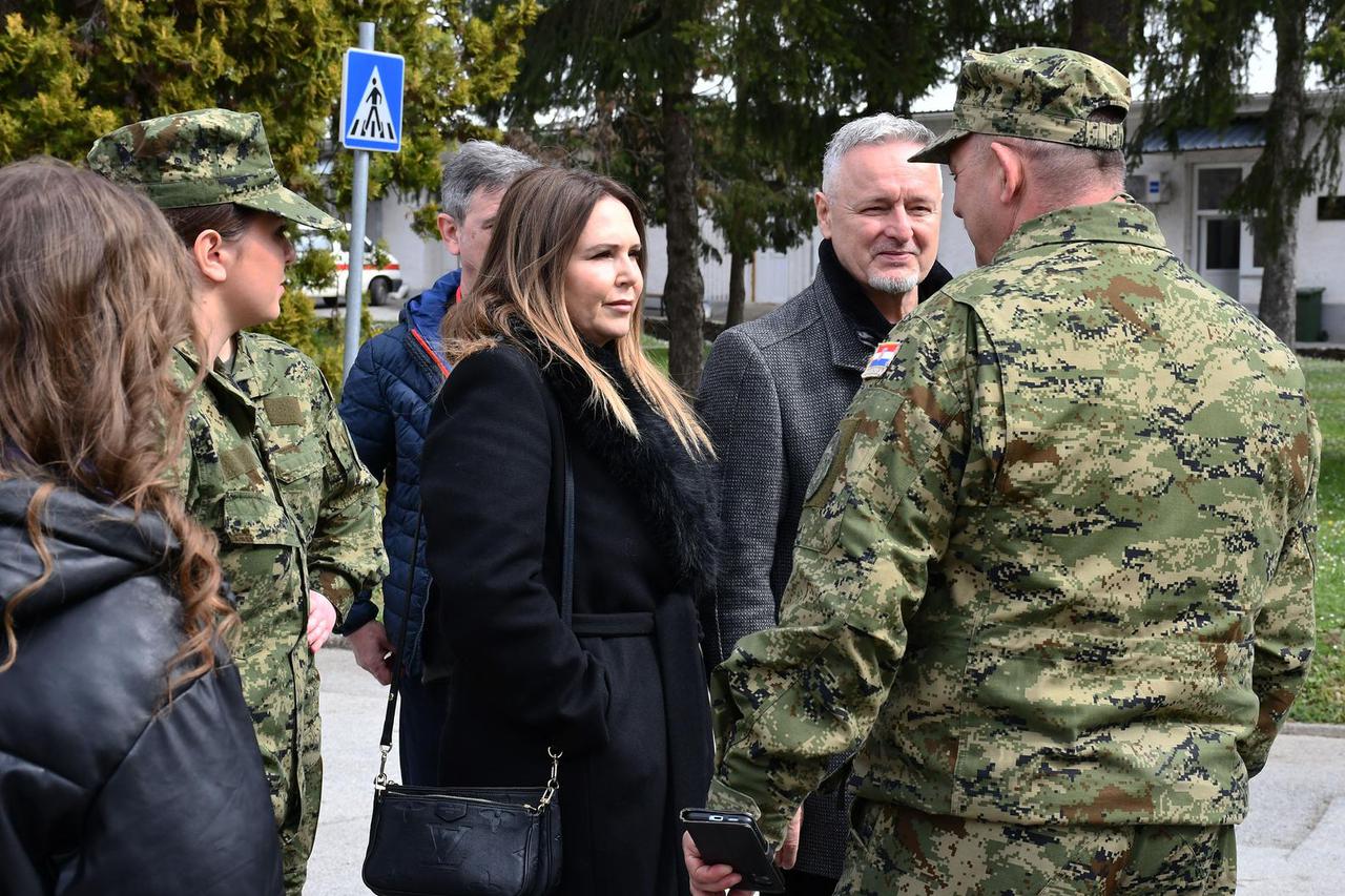 Na svečanoj prisegi ročnika u Požegi pozornost je privukla Diva Perković, kći pjevača Marka Perkovića Thompsona