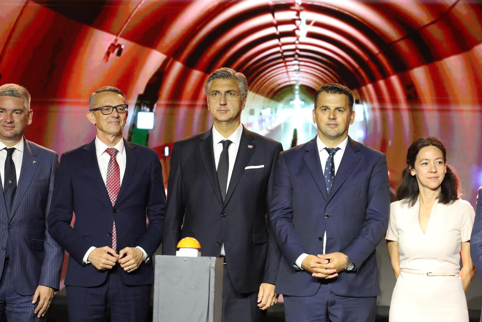 Najavio mogućnost pretvaranja istarskog ipsilona u iks, izgradnjom dionice od Žminja do Labina. Procjenjuje se da bi radovi vrijedili oko 400 milijuna eura, a trajali tri godine, rekao je.