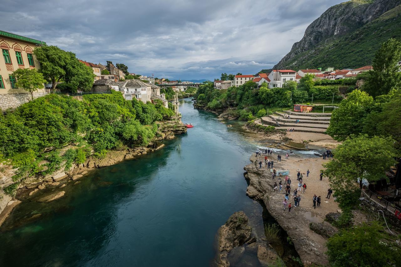 Nakon poslijepodnevnog pljuska centar Mostara je bio prepun turista