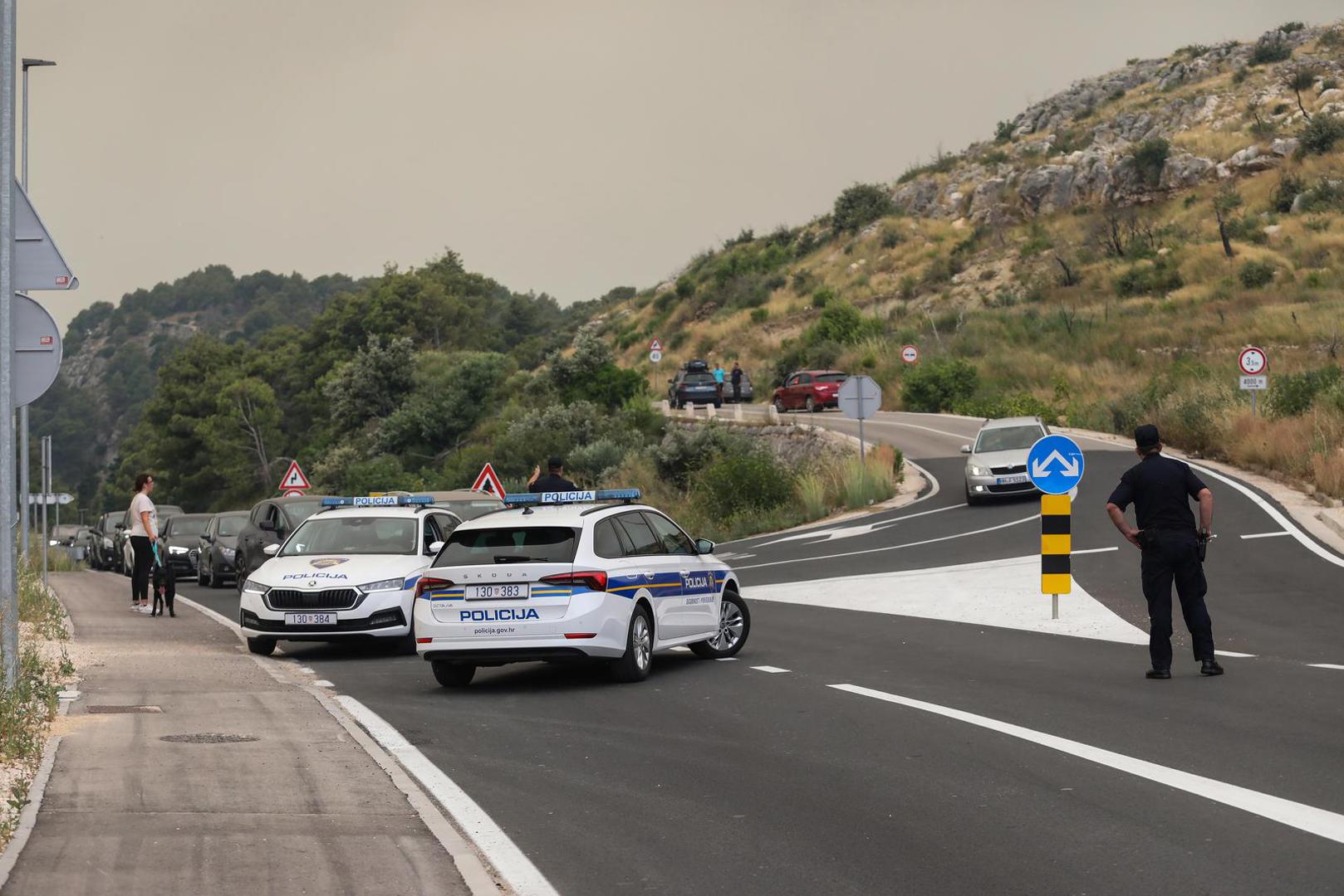 13.07.2023..Sibenik. Prometni kolaps na cesti od Sibenika prema Splitu zbog velikog pozara koji je oko 11 sati buknula je vatra u Gornjim Banovcima kod Grebastice u blizini Sibenika. Prema dojavama s terena, 80-ak vatrogasaca i gotovo 30 vozila radi na gasenju pozara, a pridruzila su im se i tri kanadera i dva zracna traktora. Pozar i dalje nije pod kontrolom , te cestom mogu proci samo vatrogasci i policija. Photo: Dusko Jaramaz/PIXSELL