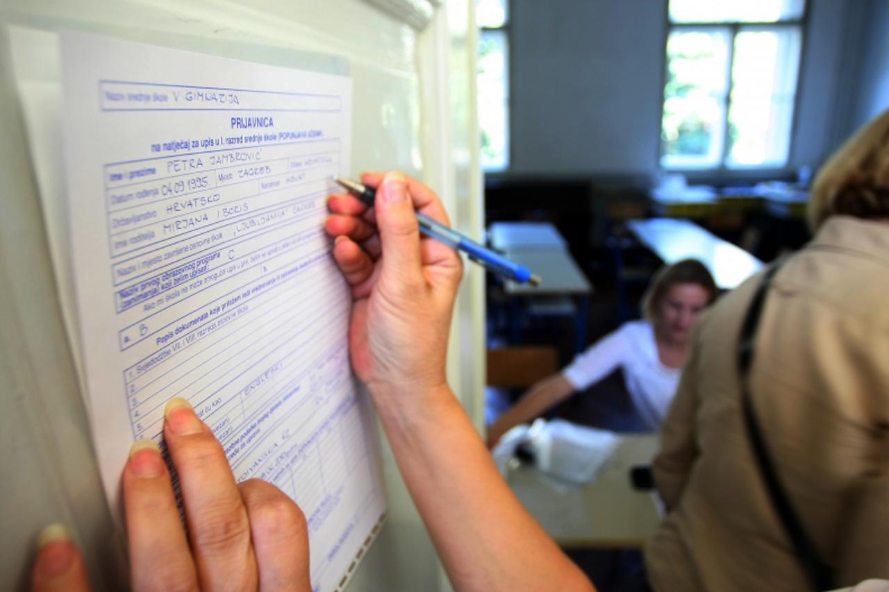 '28.06.2010.,Zagreb - Petra Jambrovic ispunjava prijavnicu za upis u srednju skolu, 5.gimnaziju. Photo: Jurica Galoic/PIXSELL'