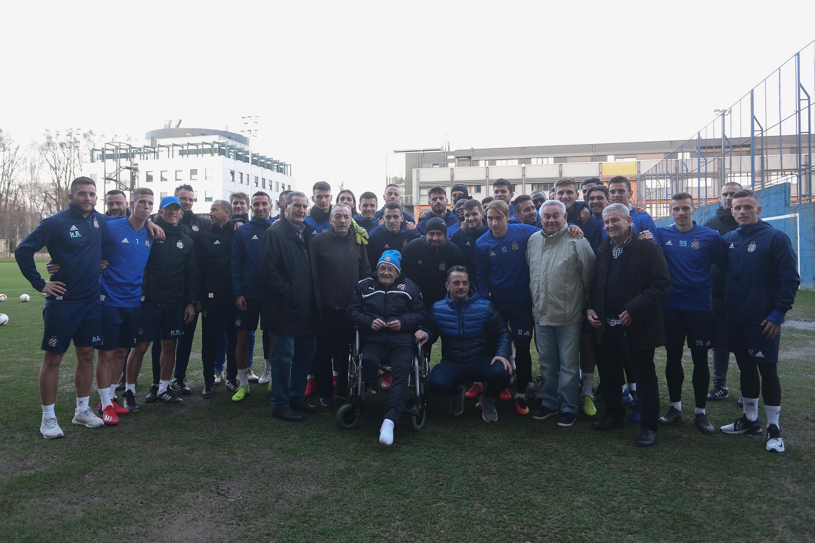 Na kraju druženja Dinamovi igrači, treneri i legende snimili su zajedničku fotografiju
