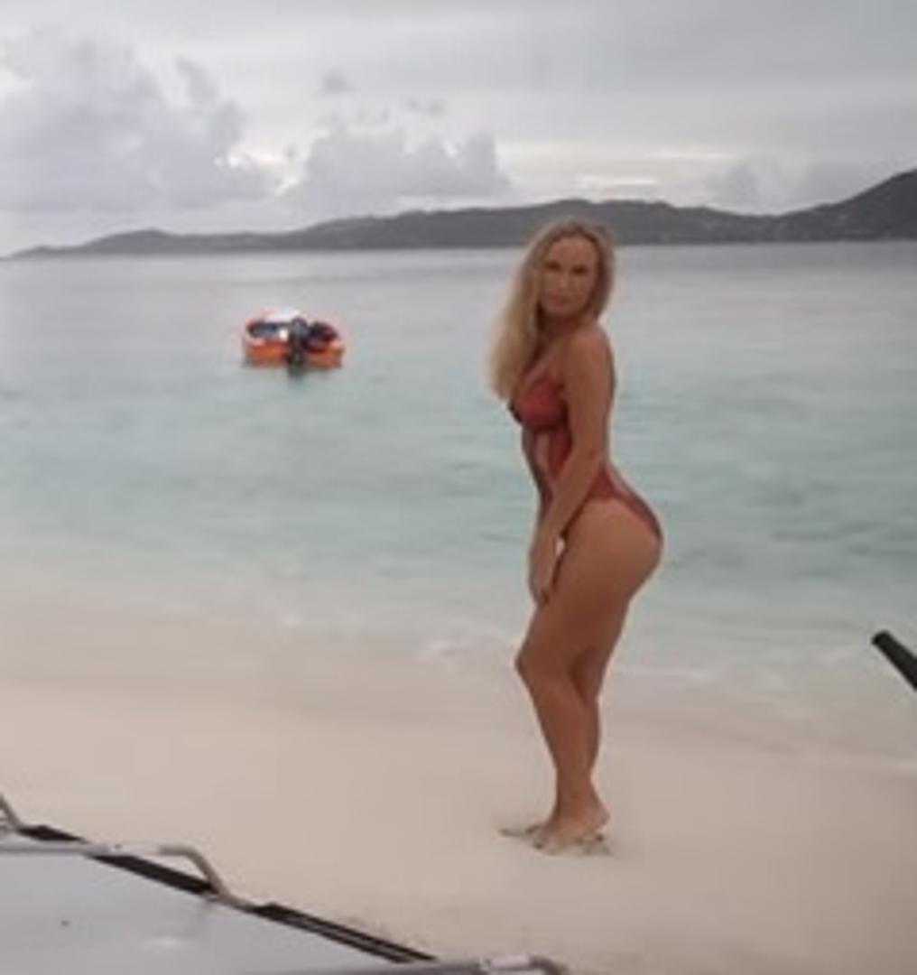 I Dankinja je željela vidjeti kako izgleda Body painting, a fotografije koje su izašle na internet oduševile su obožavatelje.