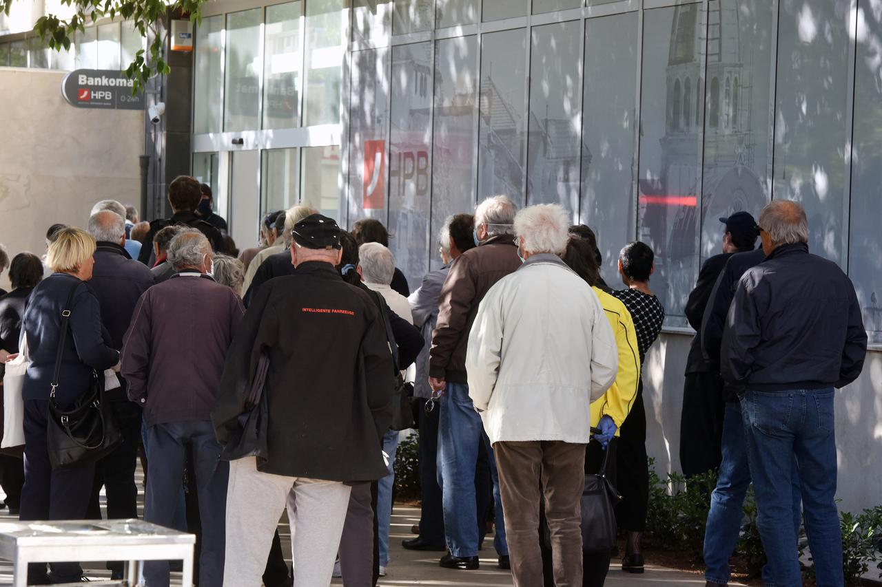 Šibenik: Velike gužve ispred banke zbog isplate mirovina