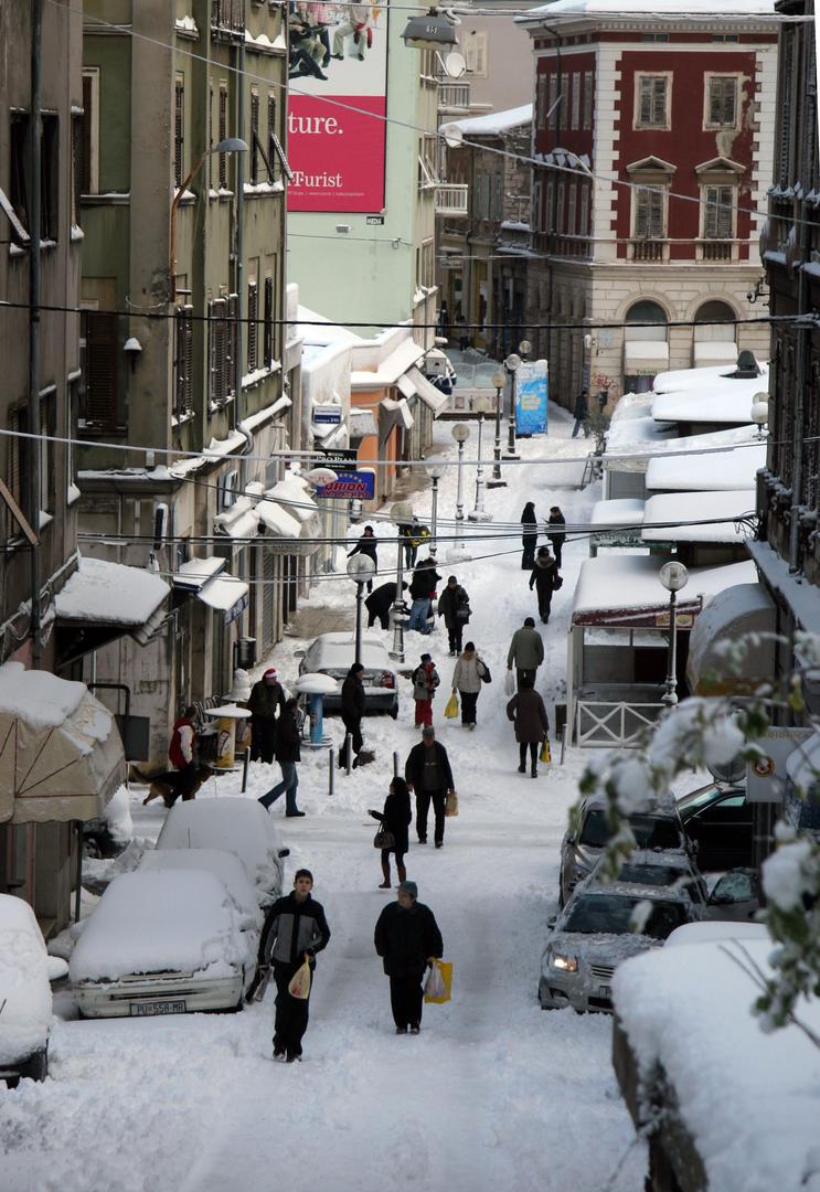 Snijeg je padao cijelu noć i blokirao grad, a prometnice je pretvorio u sanjkališta.