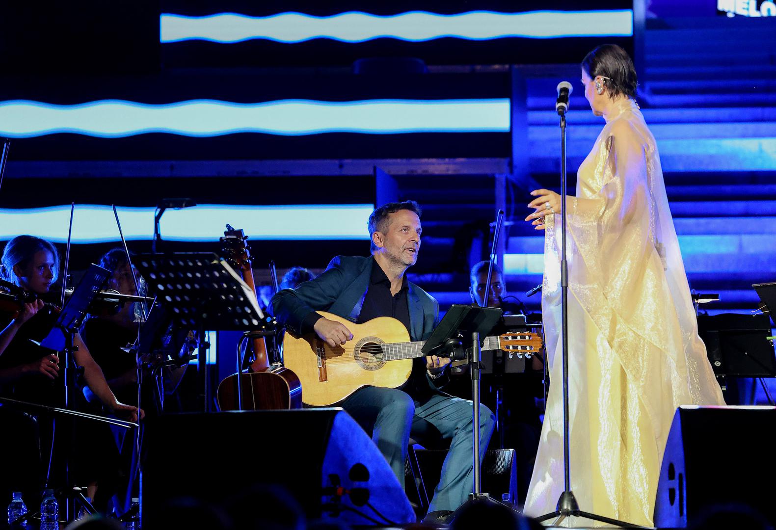 Nastupila je u pratnji vrhunskog glazbenika Ante Gele i akustičnog orkestra obogaćenog sekcijom gudača