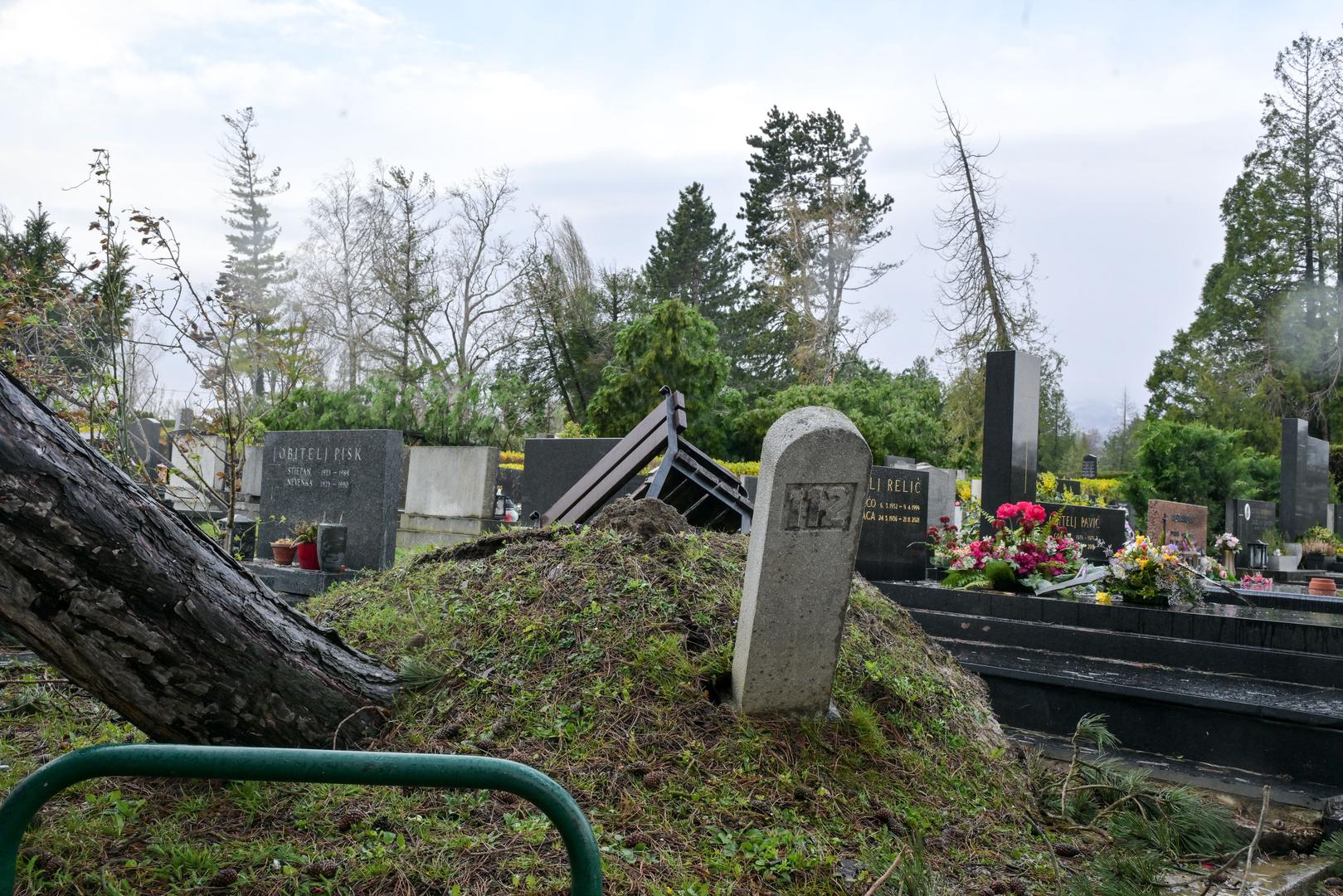 Šteta je vidljiva na više lokacija, a radnici intenzivno uklanjaju ostatke i raščišćavaju prolaze. 