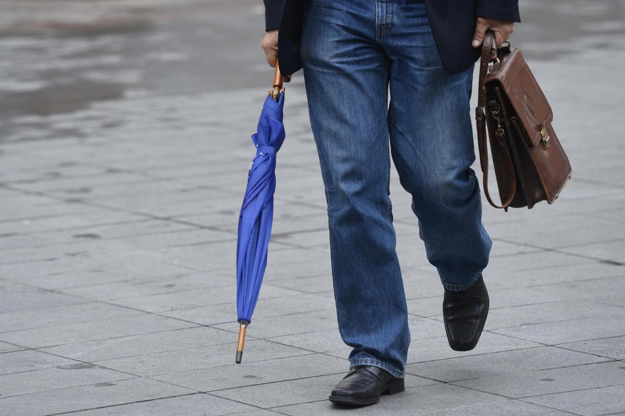 Zagreb: Nakon kiše svanulo je sunce, no gra?ani su se opskrbili kišobranima i dugim rukavima