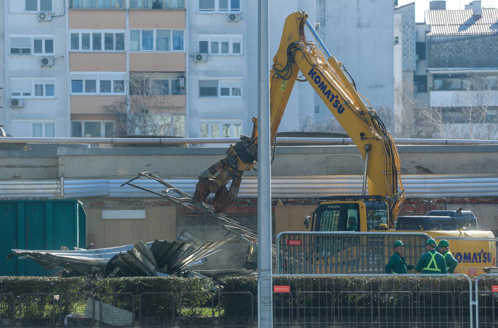 Bageri su počeli s rušenjem jednog popratnog dijela vezanog za Vjesnikov neboder.