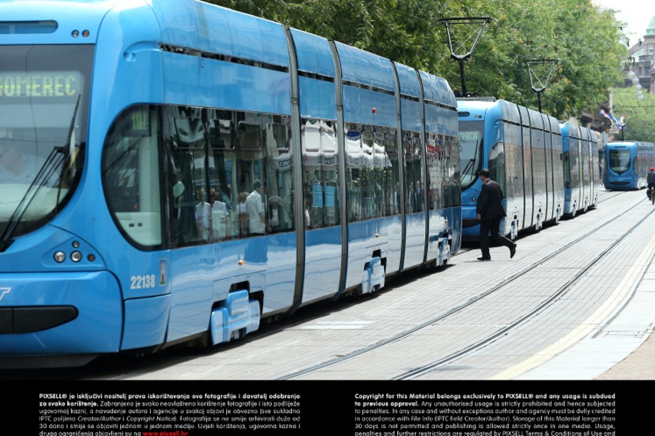 '28.06.2013., Zagreb - Zastoj tramvaja i veliku guzvu u Jurisicevoj ulici prouzrocili su nekoliko kamiona radio televizije Slovenije, koji su stigli uoci proslave ulaska RH u Europsku uniju.  Photo: S