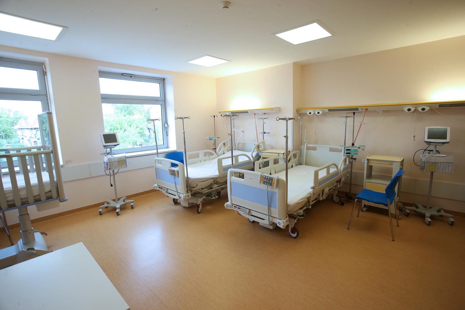 Ove bolnice ne samo da pružaju vrhunsku zdravstvenu skrb već služe i kao istraživačke i obrazovne institucije koje podupiru medicinske inovacije. Među deset najvećih bolnica nekoliko ih je smješteno u Češkoj, Njemačkoj i Švicarskoj, ali najveće iznenađenje dolazi iz Beograda, gdje se nalazi najveća bolnica u Europi – Klinički centar Srbije, koji broji nevjerojatnih 3.500 kreveta.