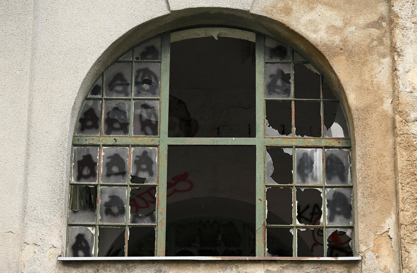 Do osamdesetih godina stara uljara na Branimirovoj još je nekako opstajala, ali nakon toga započeo je njezin strmoglavi pad.

