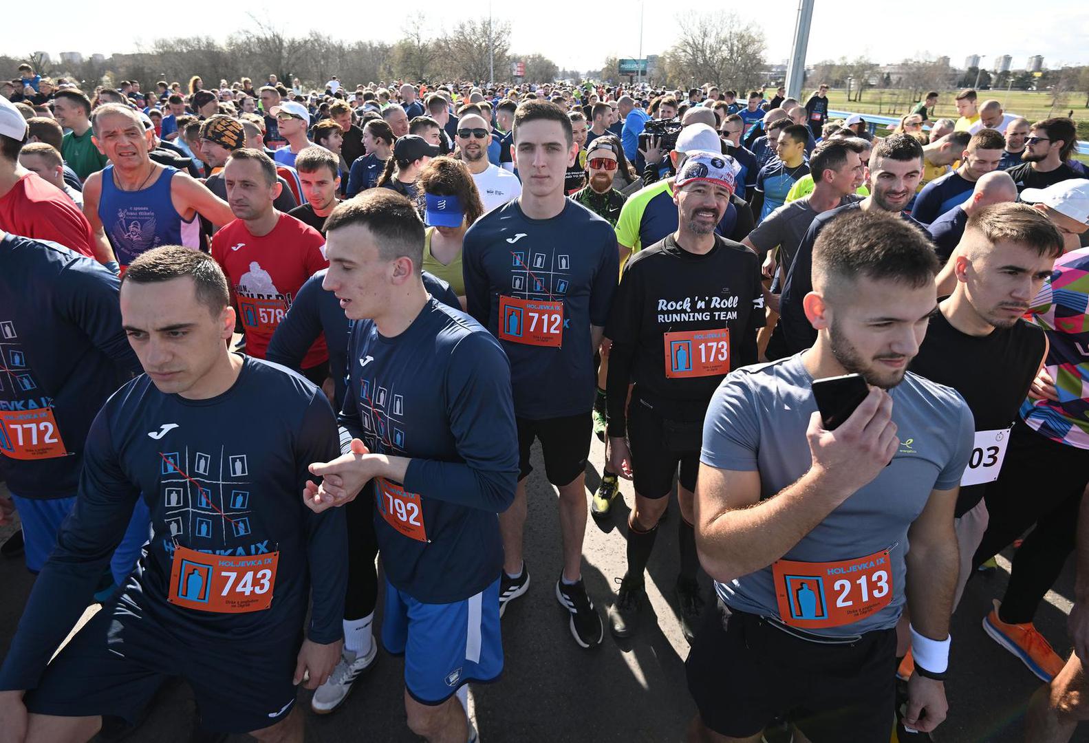 Tradicionalna utrka Holjevka tako je startala kod njegova spomenika i krenula istoimenom avenijom preko Mosta slobode do Bundeka. 