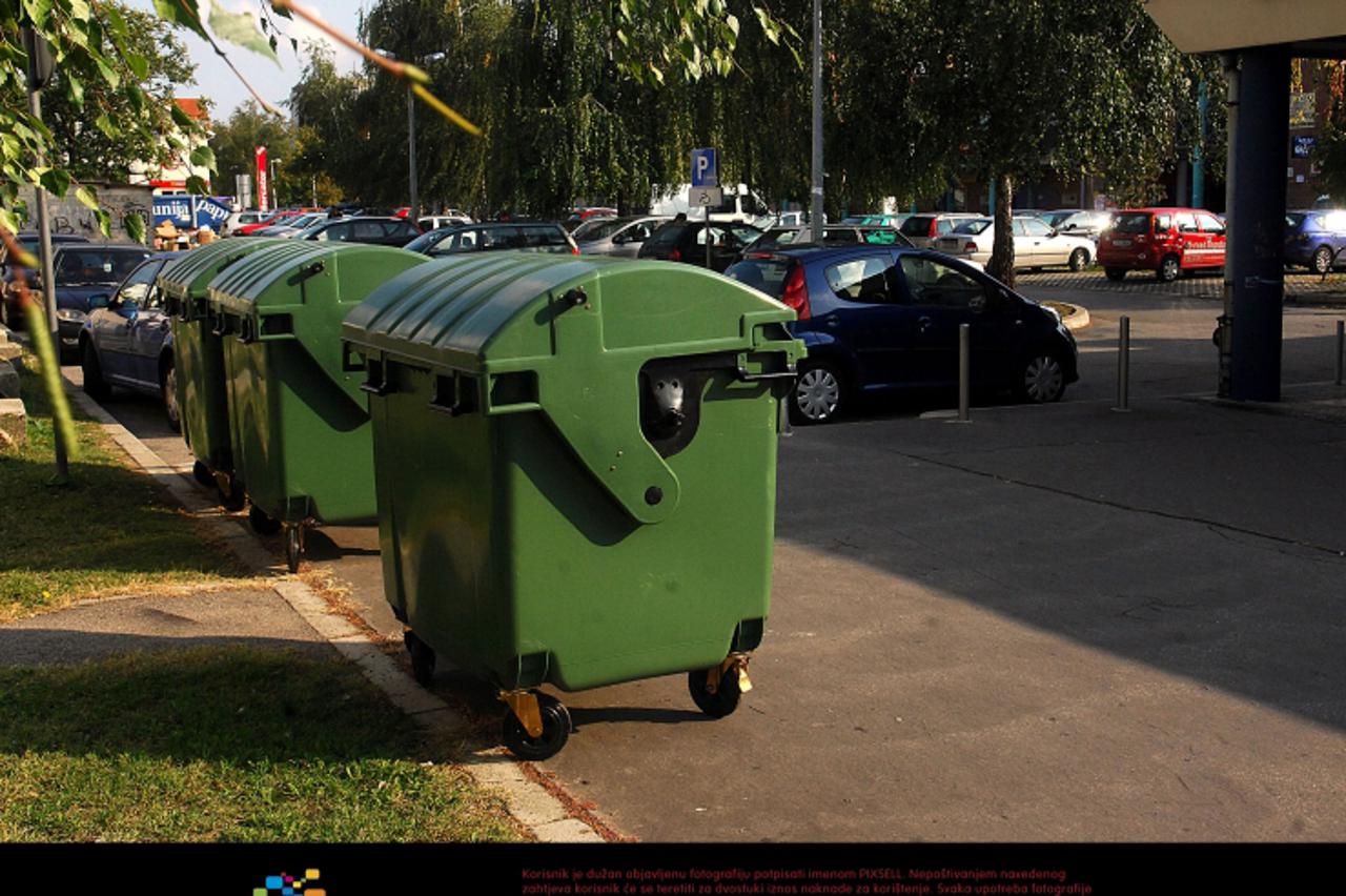 \'30. 09. 2008., Velika Gorica - Postavljene su nove kante i kontejneri za smece.  Photo: Zeljko Hladika/Vecernji list\'