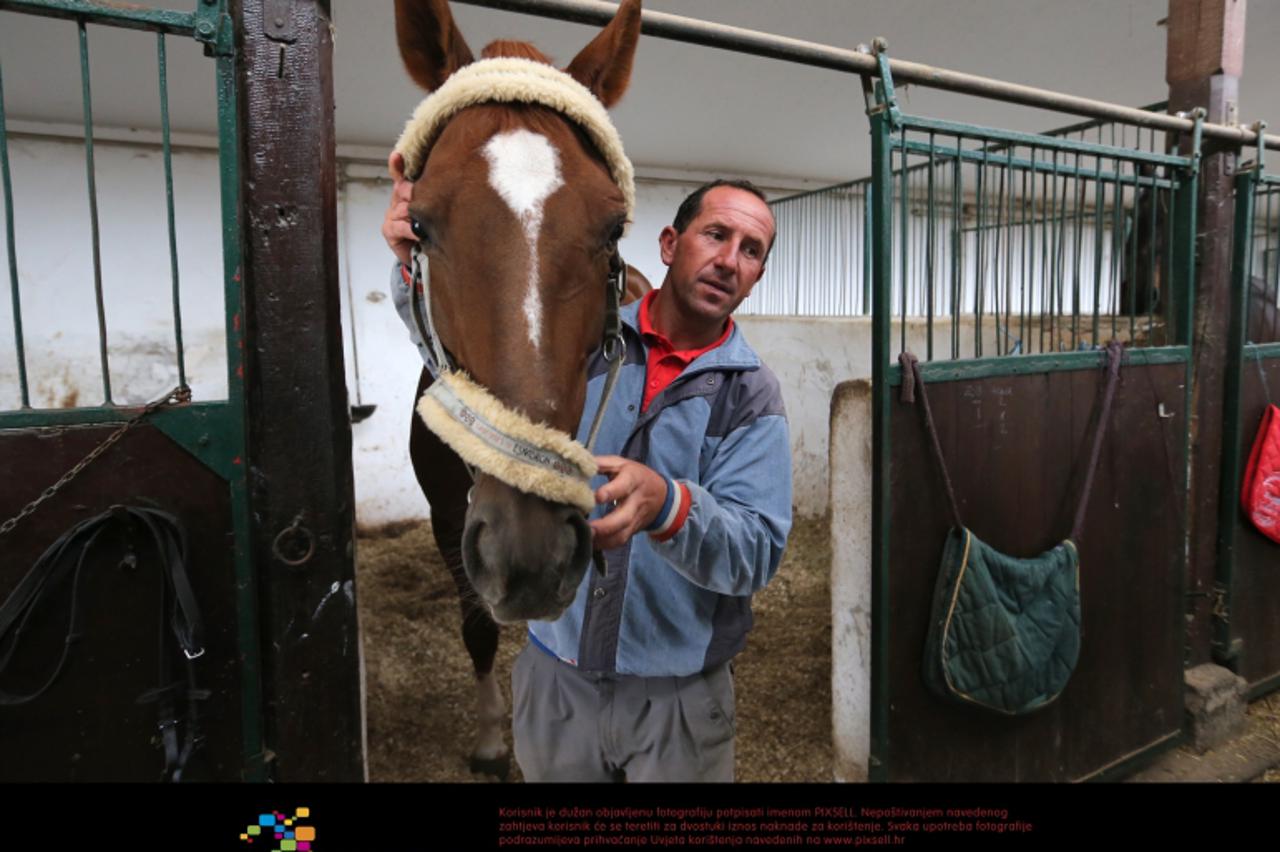 'SPECIJAL MAX  02.10.2012., Zagreb - Zagrebacki hipodrom, Denis Gugic prvak Hrvatske u preponskom jahanju, nakon svakodnevnih treninga i istrcavanja s rasnim konjima odvaja svaki slobodan trenutak za 