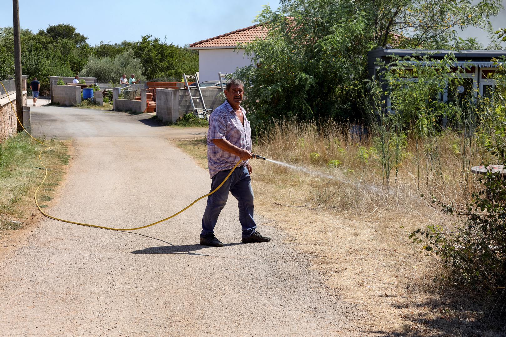 30.07.2024., Smokovic - Veliki pozar u Smokovicu nedale Zemunika zahvatio je i parkirana vozila. Vatrogasci se vore s vatrom. Photo: Sime Zelic/PIXSELL