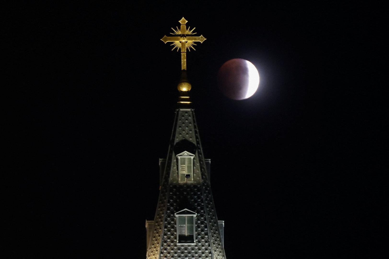 Kada se Sunce, Zemlja i Mjesec savršeno poravnaju, Zemlja blokira izravnu Sunčevu svjetlost da dopre do Mjeseca. Međutim, dio svjetlosti prolazi kroz Zemljinu atmosferu koja djeluje poput goleme leće.