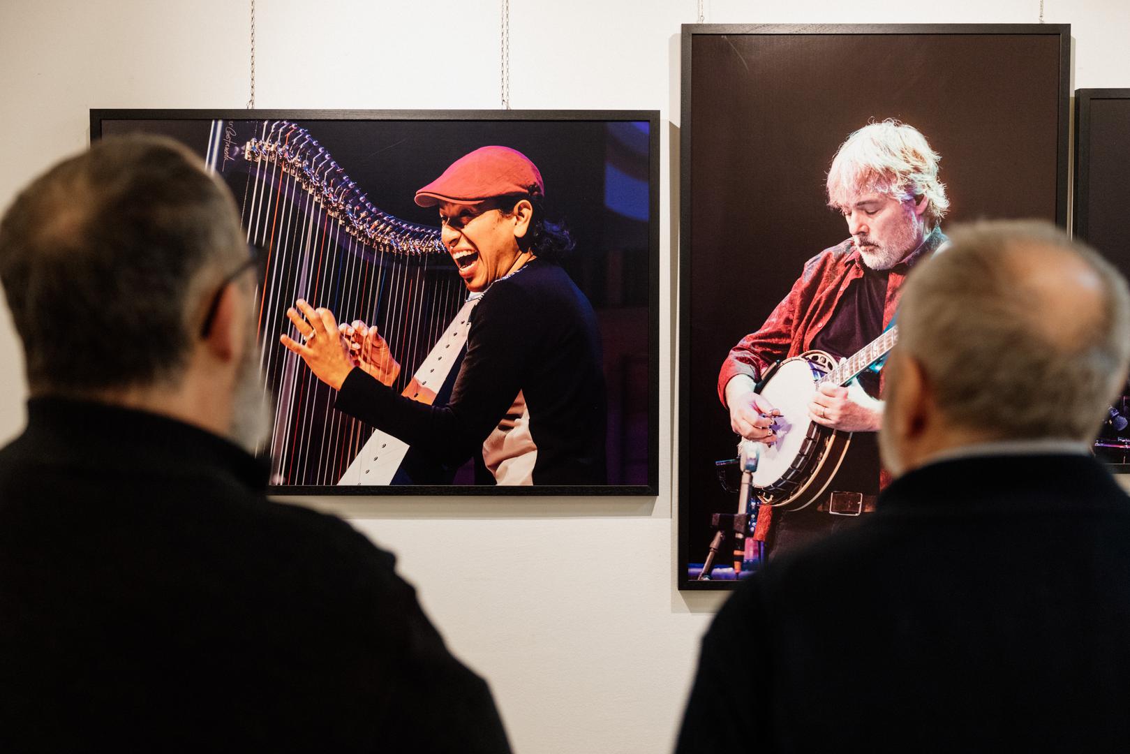 U sklopu koncerta u foajeu dvorane održana je i foto-izložba našeg poznatog jazz novinara i fotografa Davora Hrvoja koja je među velikanima jazza uključila i Bélu, Edmara i Antonia, a oni su nakon koncerta potpisali izložene fotografije
