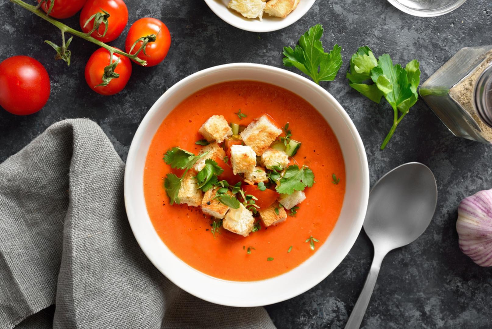 Klasični gazpacho: Za ovu poznatu španjolsku hladnu juhu uz koju je navodno smršavio premijer Andrej Plenković potrebno je izmiksati rajčice, krastavac, papriku, malo luka, češnjak, maslinovo ulje, ocat, sol i papar. Po želji se može dodati i komadić starog kruha kako bi juha bila gušća i kremastija. Prije posluživanja gazpacho treba dobro ohladiti.