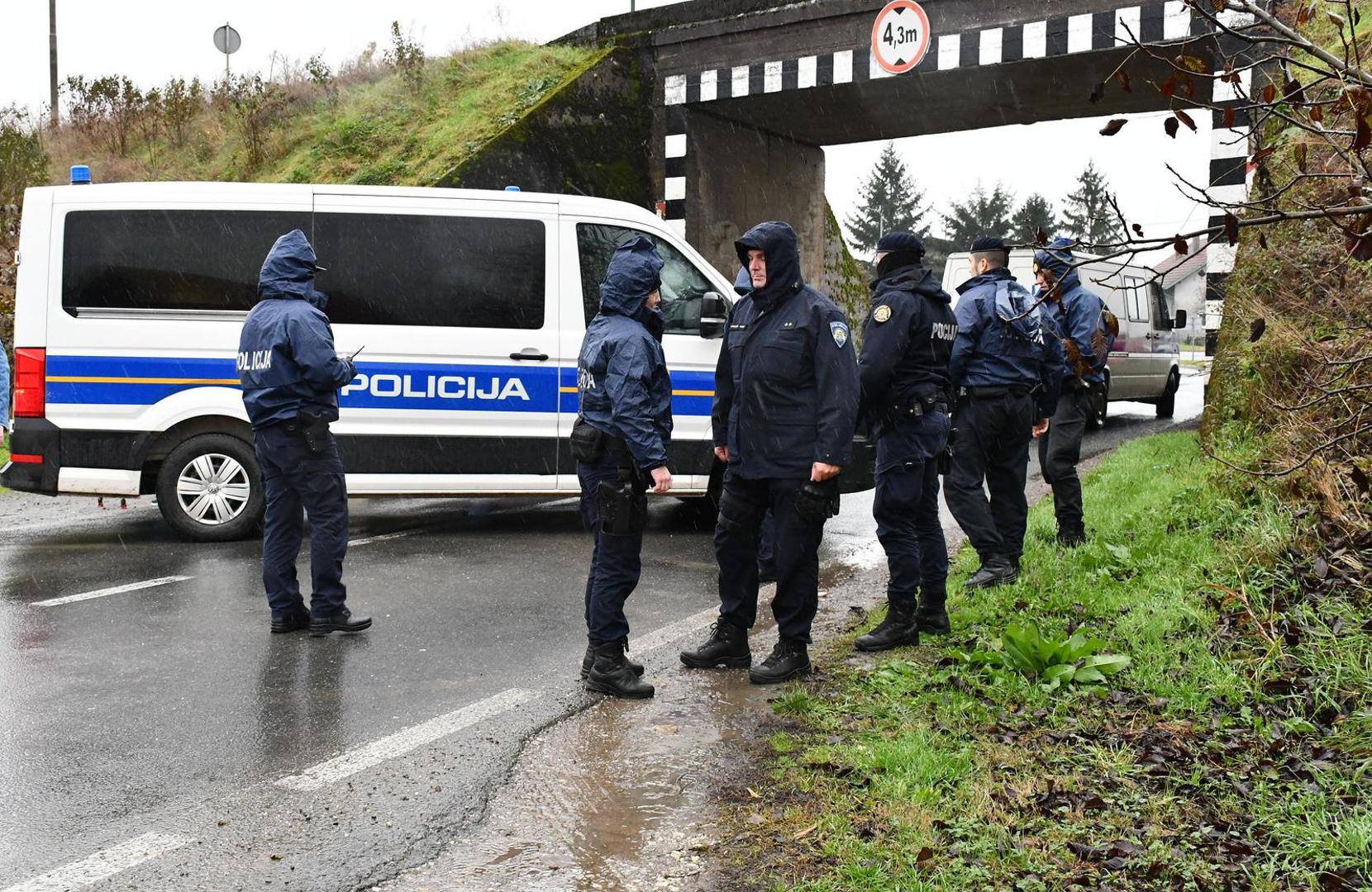 Kod Slavonskog Šamca, policija je zapriječila traktorima put do granice.