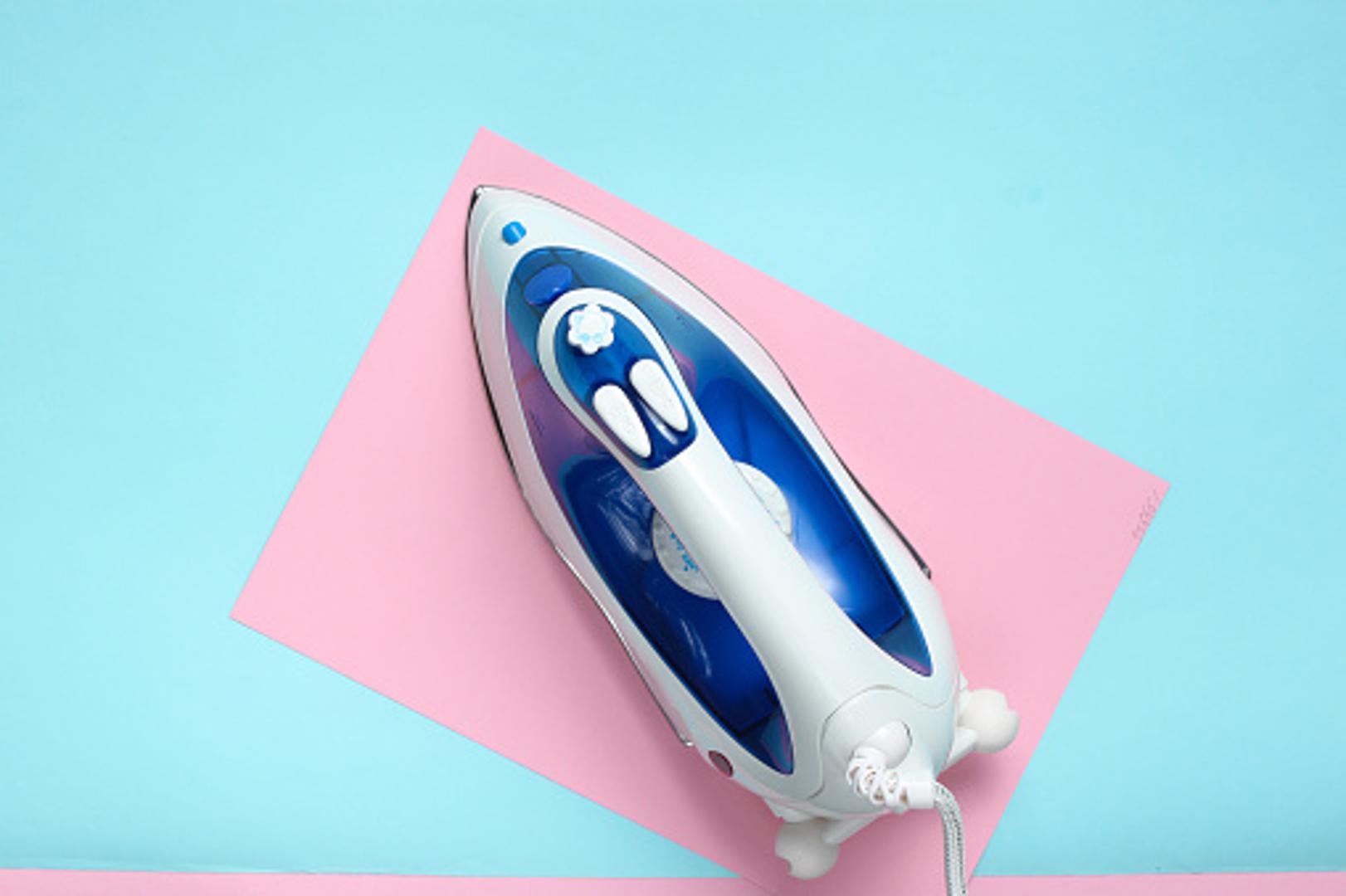 Neki ljudi su savjetovali i da se preko voska stavi papir za pečenje, a potom se mrlja prijeđe glačalom, ali ovo i nije najbolja ideja jer se tako može oštetiti pod. 